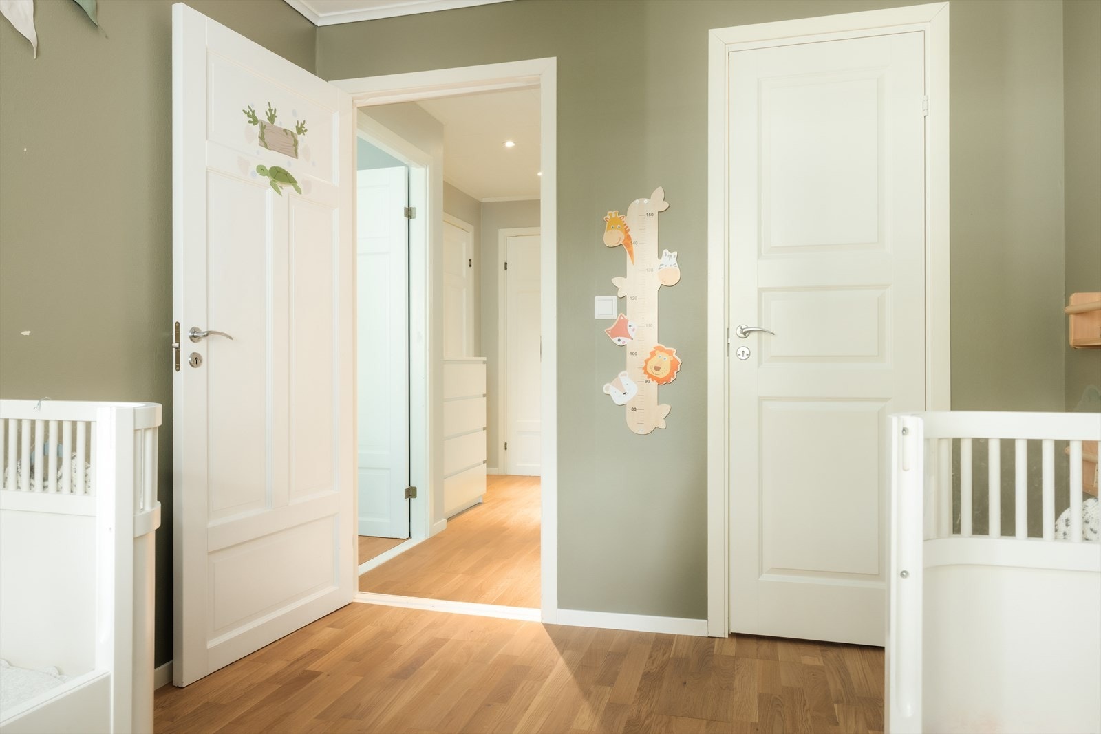 Et funksjonelt soverom målt til 7,5m² med eget walk-in-closet Galleribilde