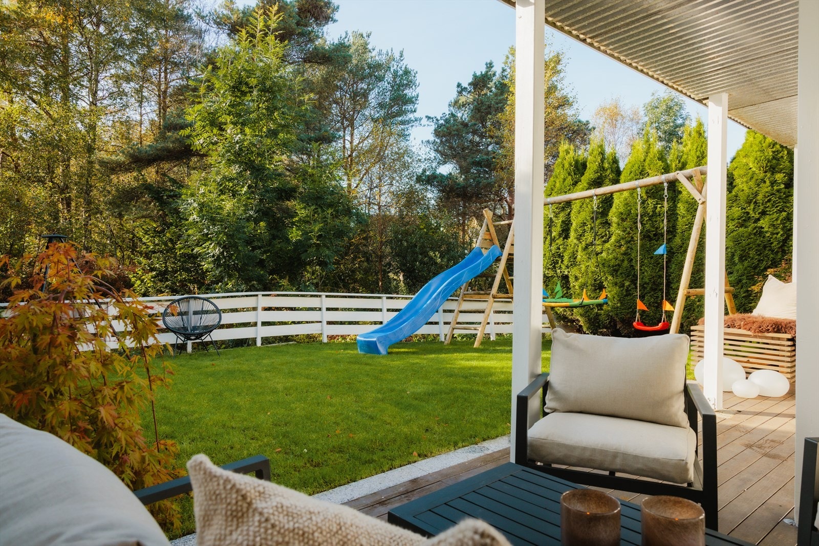 Her har du en stor altan med flere soner, perfekt for både avslapning og sosiale sammenkomster, samt en liten hageflekk hvor barna kan leke trygt Galleribilde