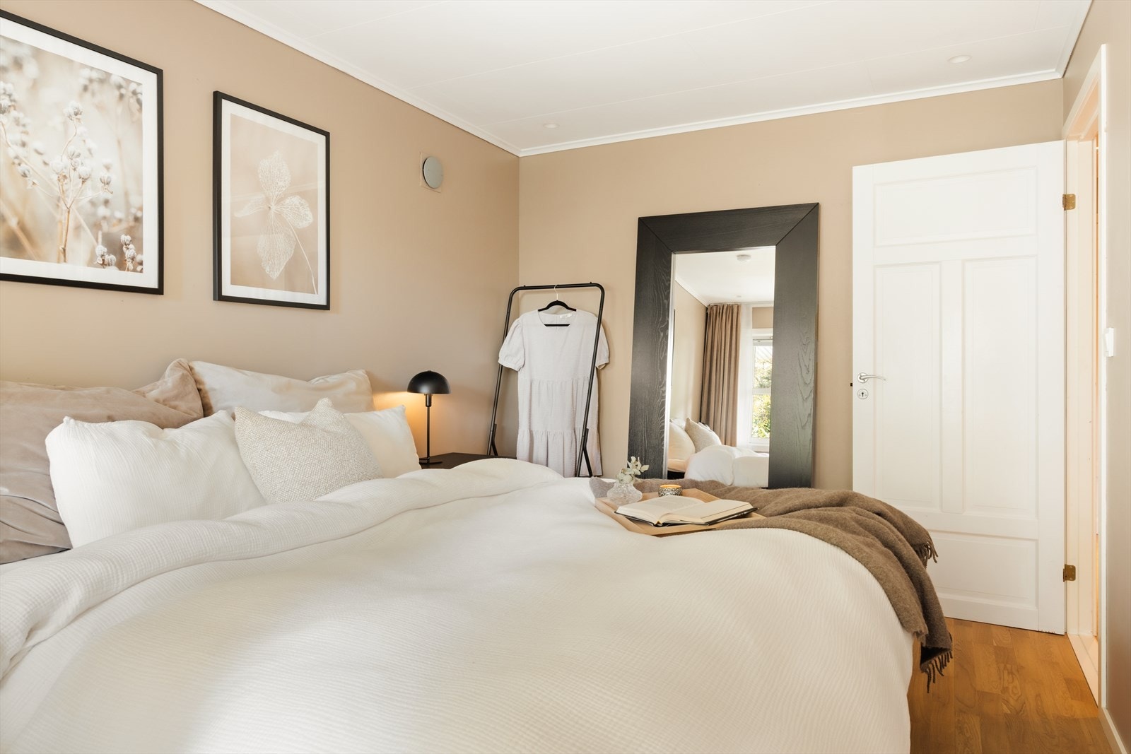 Her har du god plass til å innrede med dobbeltseng og kommode Galleribilde