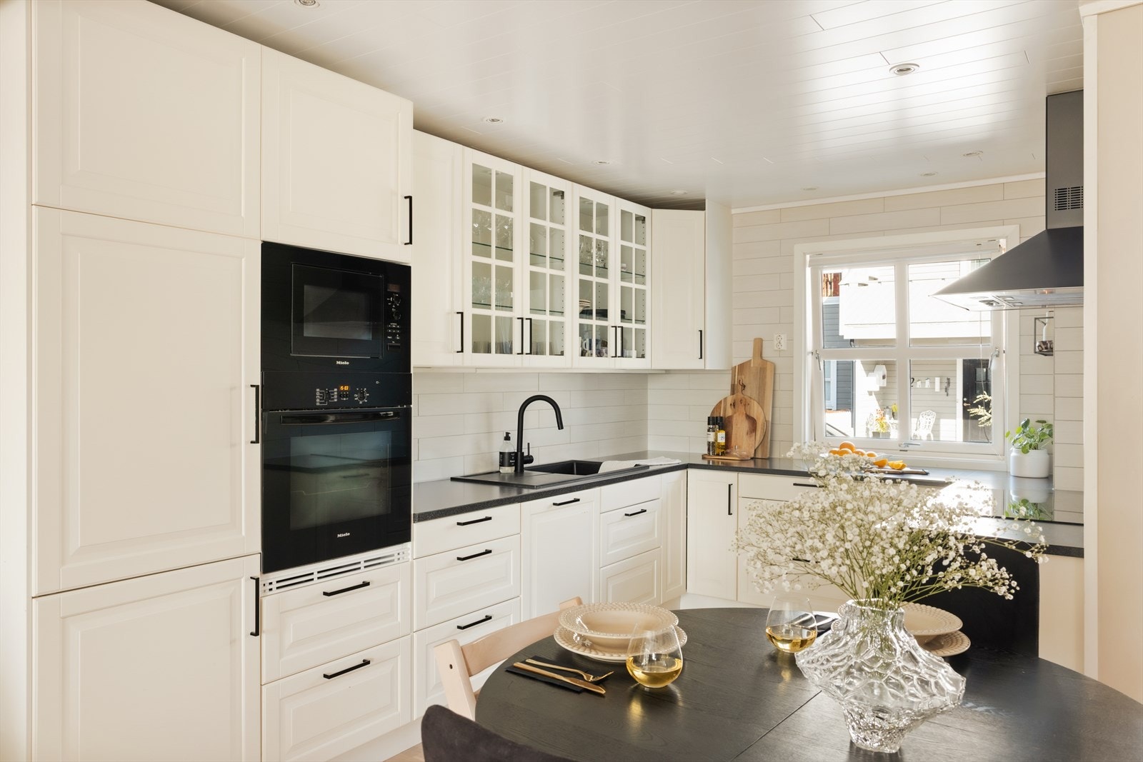 Det er laminat benkeplate med fliser over benken, praktisk oppvaskkum og ventilator Galleribilde