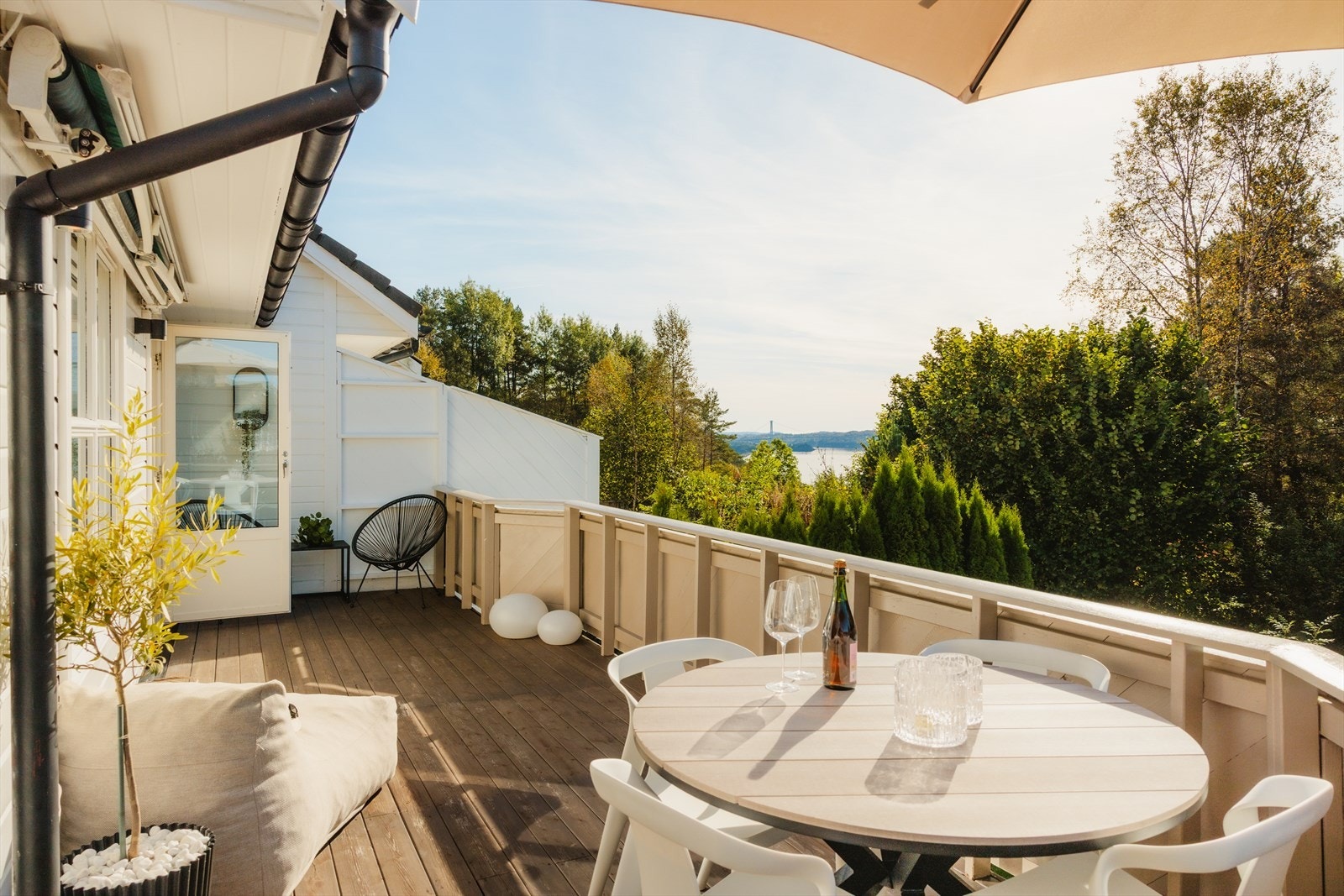 Boligen strekker seg over tre plan og byr på flott sjøutsikt Galleribilde