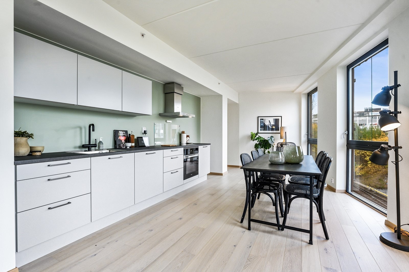 Pent HTH-kjøkken som har godt med skap- og benkeplass Galleribilde