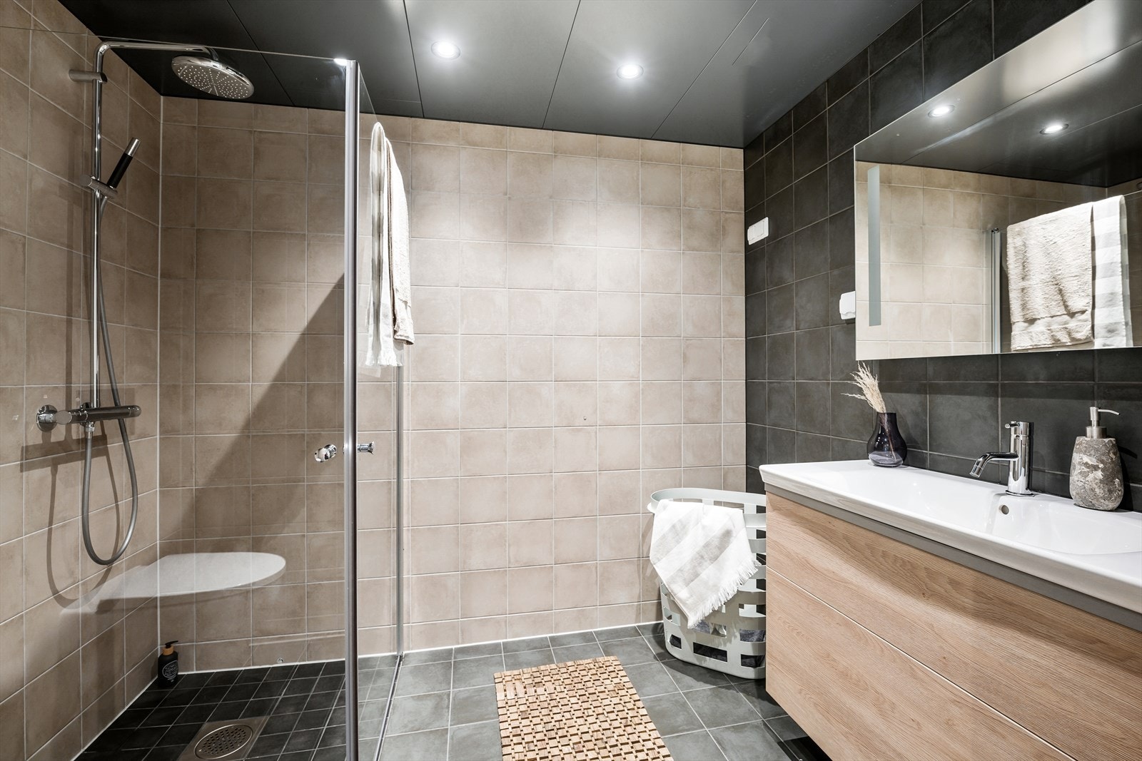 Delikat, flislagt bad med opplegg for vaskemaskin Galleribilde