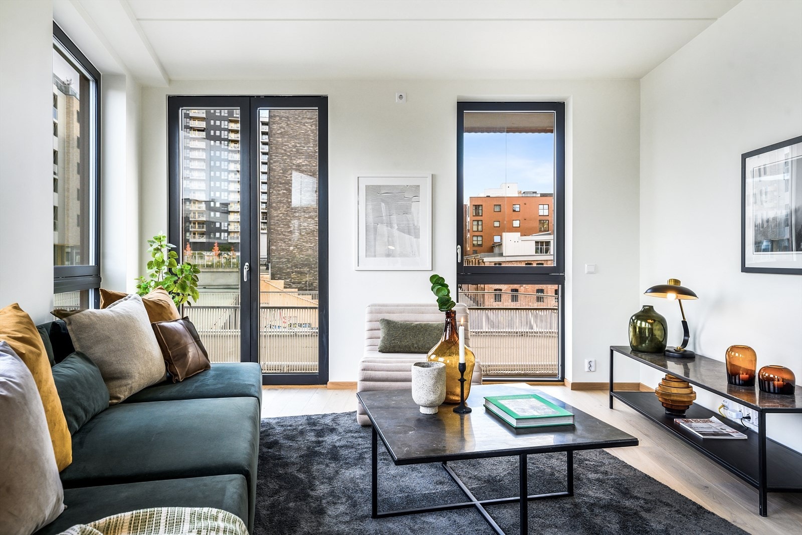 I stuen er det god plass til sofa i naturlig av stand fra TV med tilhørende møblement Galleribilde