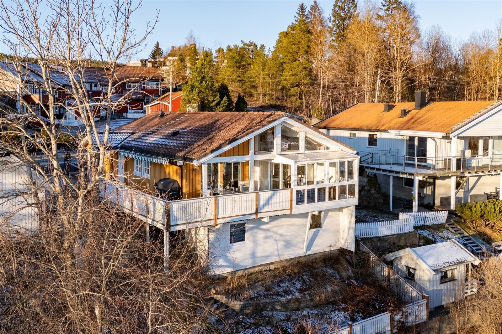 Tomten består av gressplen, blomsterbed med kantsten, gjerde og egen beplantning. Galleribilde