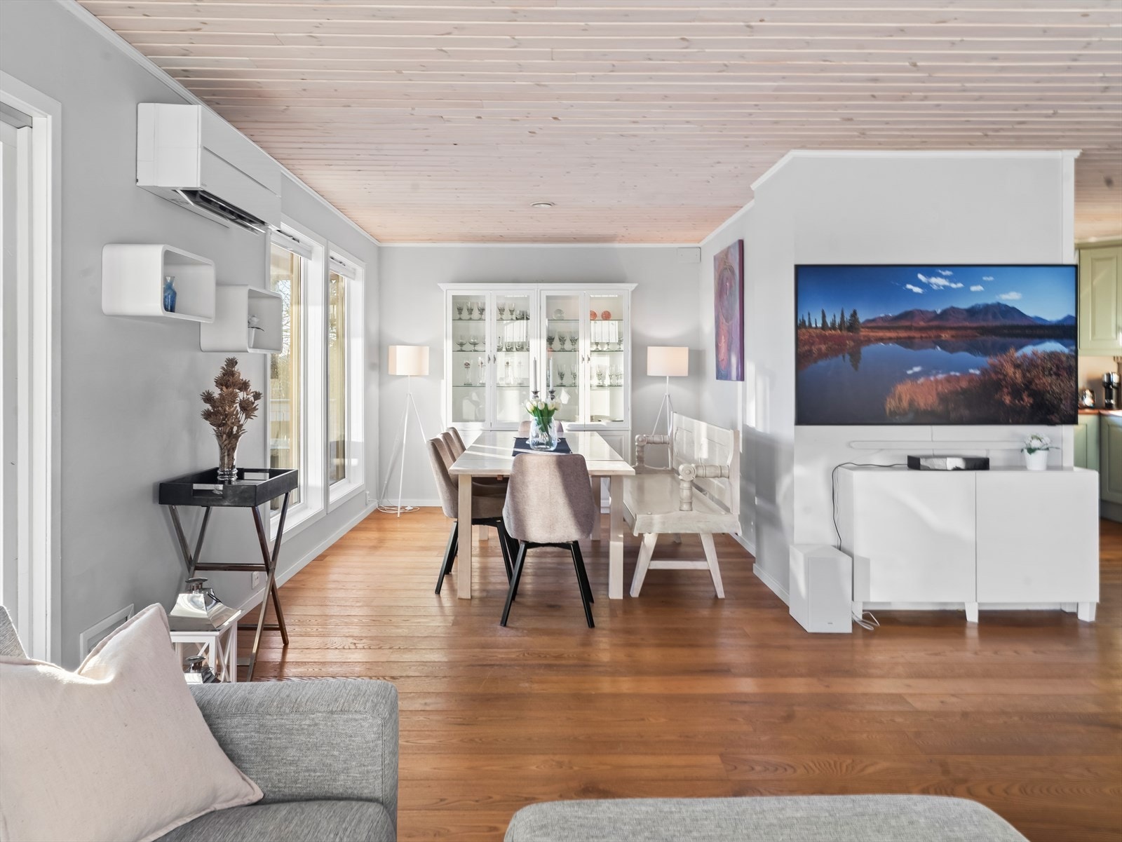 I stuen er det tilkoblet varmepumpe og peisovn, disse sikrer ekstra varme i vinterhalvåret. Galleribilde