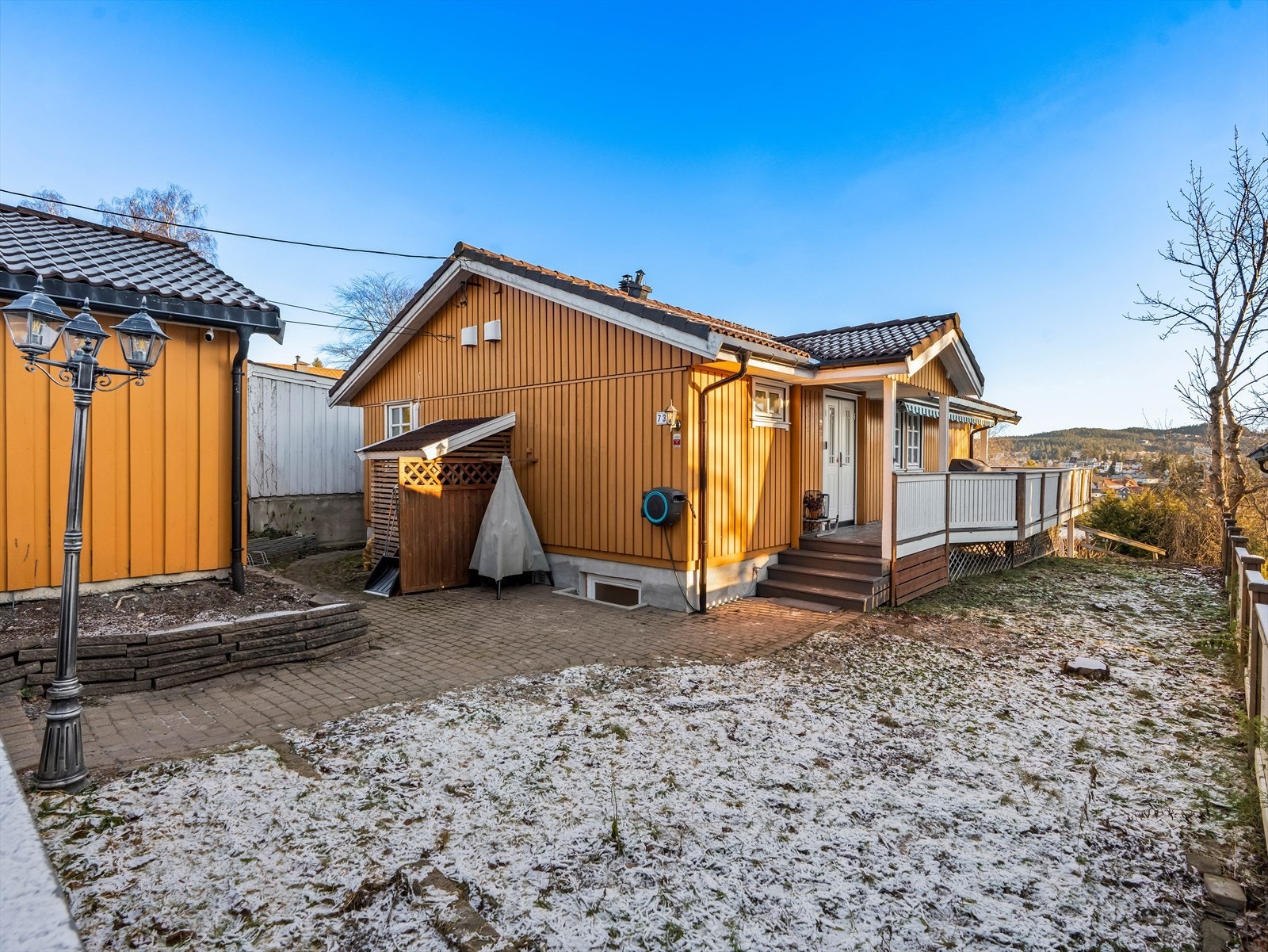 Eiendommen har en pent opparbeidet skrånende tomt på 483,60 m². Galleribilde