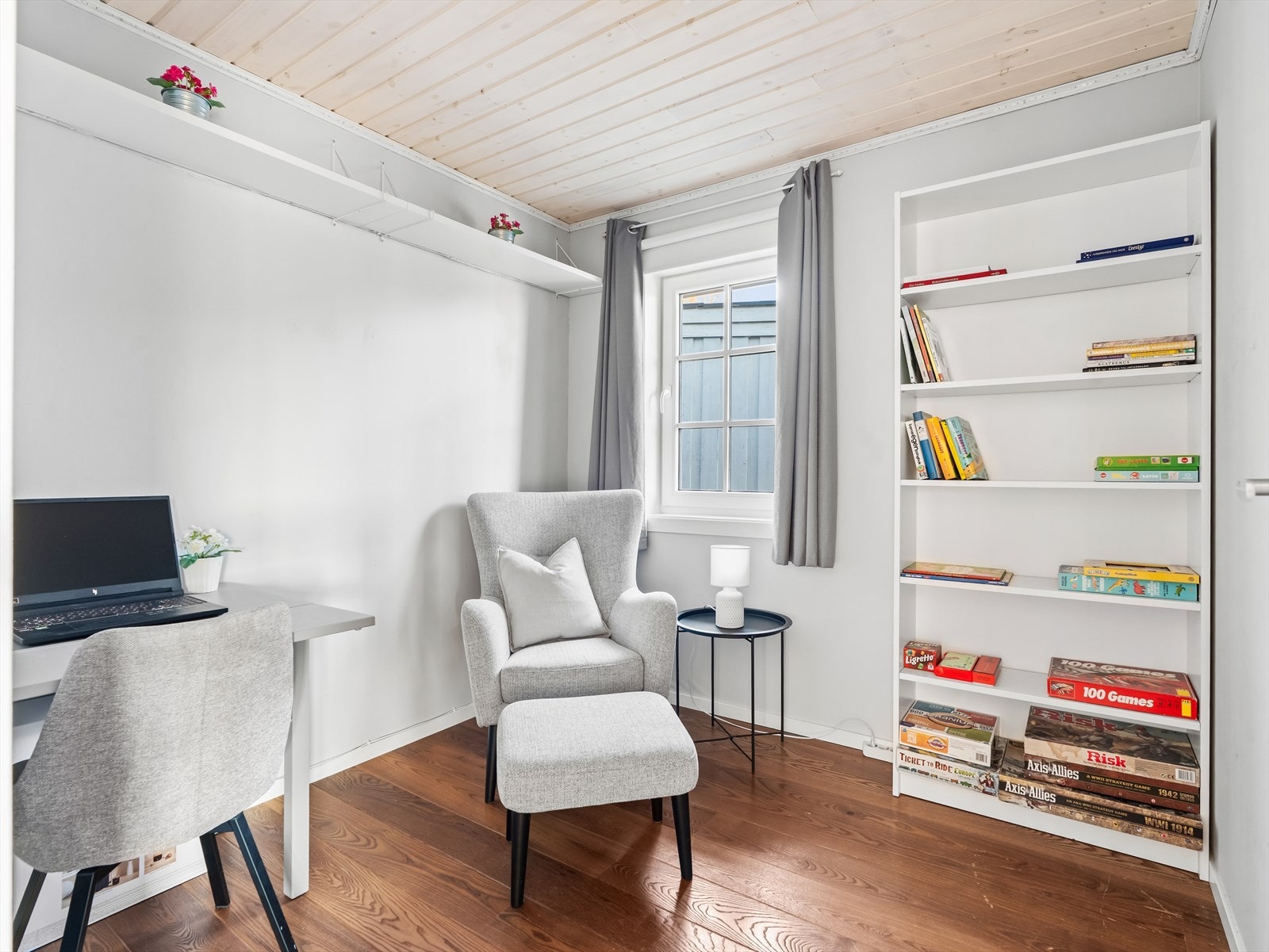 Rom nr. 2 er blitt etablert i areal som opprinnelig var del av stue, og det er blitt satt inn et vindu som ikke er blitt søkt godkjent hos kommunen. Galleribilde