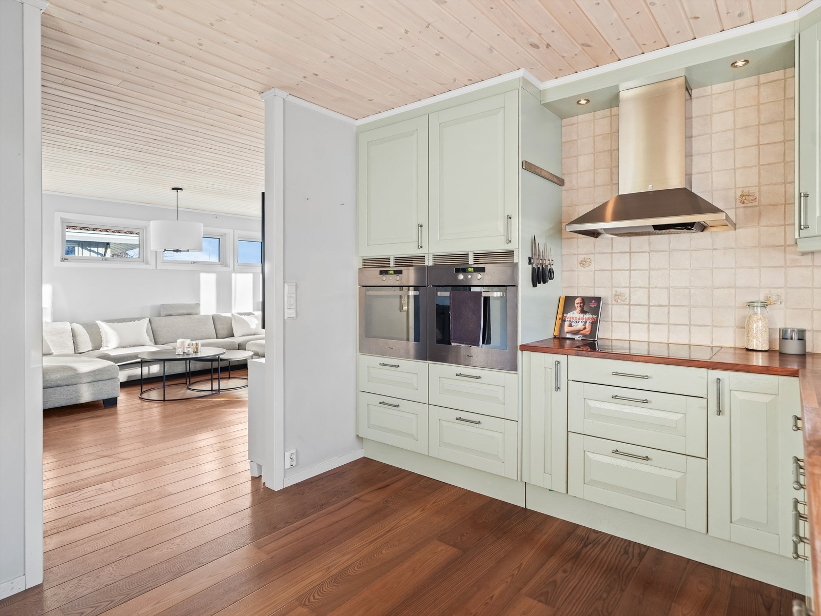 Videre er det montert integrert platetopp, to stekeovner og oppvaskmaskin i innredningen. Galleribilde