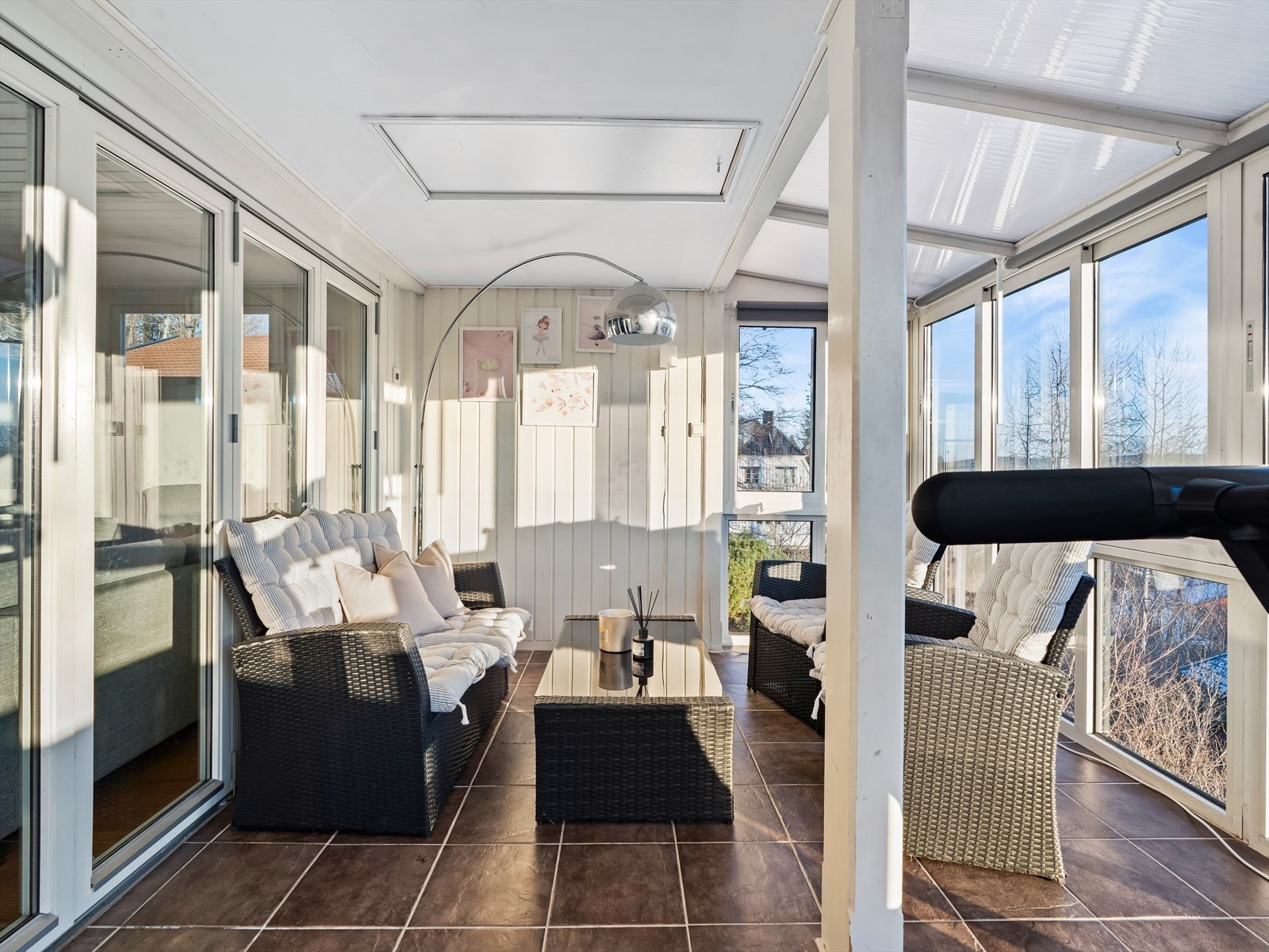 Fra stuen er det dør ut til en hyggelig vinterhage på 12 m². Galleribilde