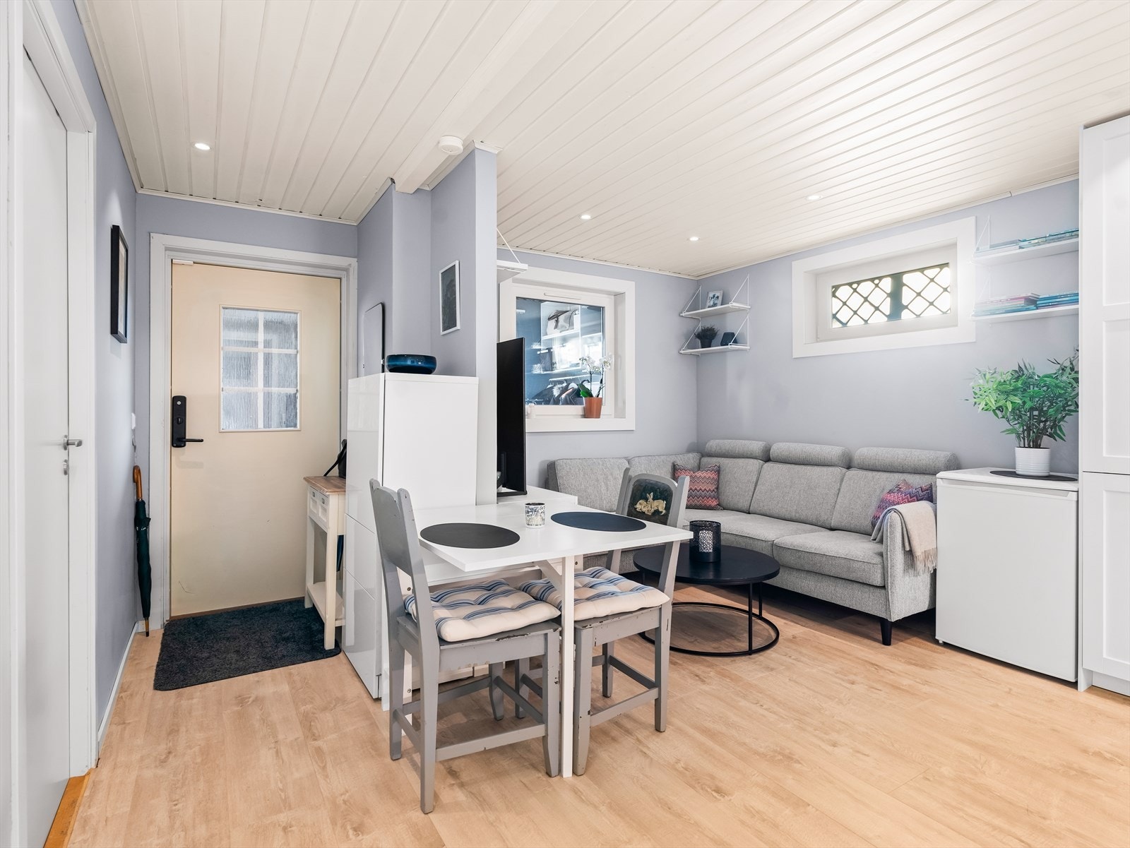 Den ene delen av underetasjen har inngang via trimrommet, samt intern inngang fra gangen i underetasjen. Denne delen blir i dag utleid. Galleribilde