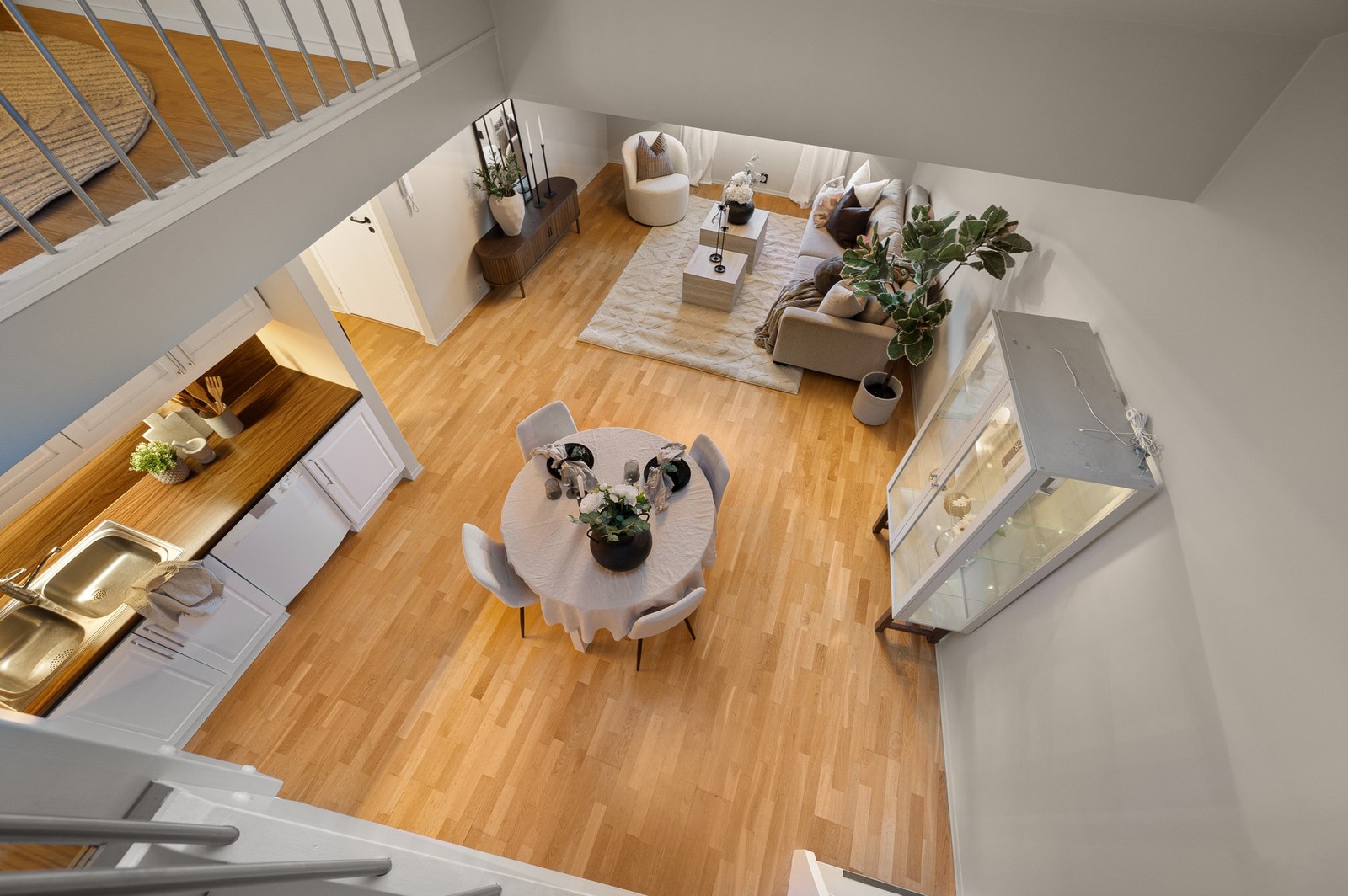 Hele leilighet ble overflatebehandlet så sent som i desember 2025. Det ble også skiftet dimmere og stikkontakter. Galleribilde