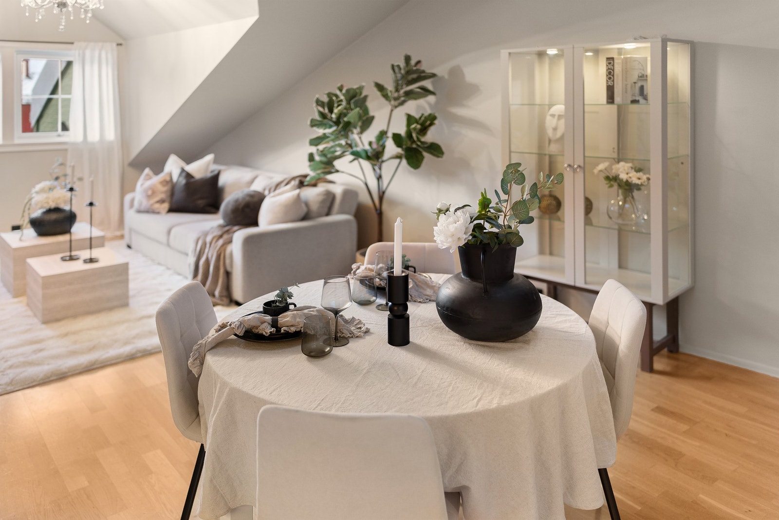 Den åpne løsningen mellom stue og kjøkken byr på flere møbleringsmuligheter. Galleribilde