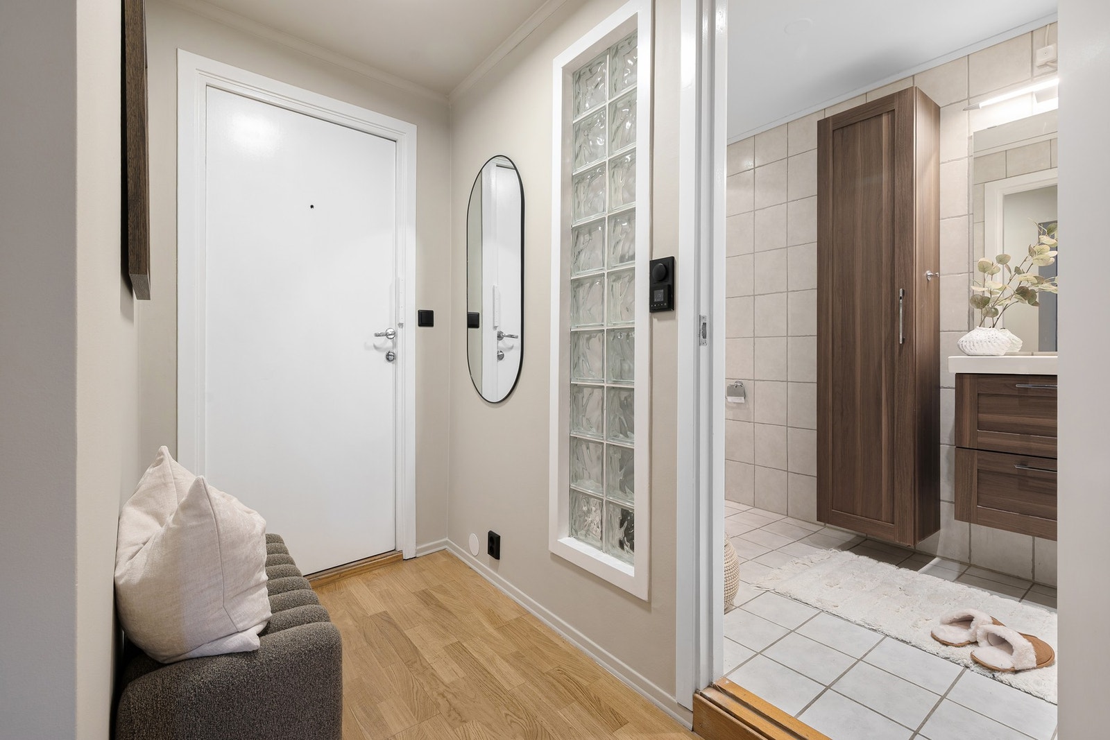 Praktisk entrée med plass til ønsket garderobeløsning. Galleribilde