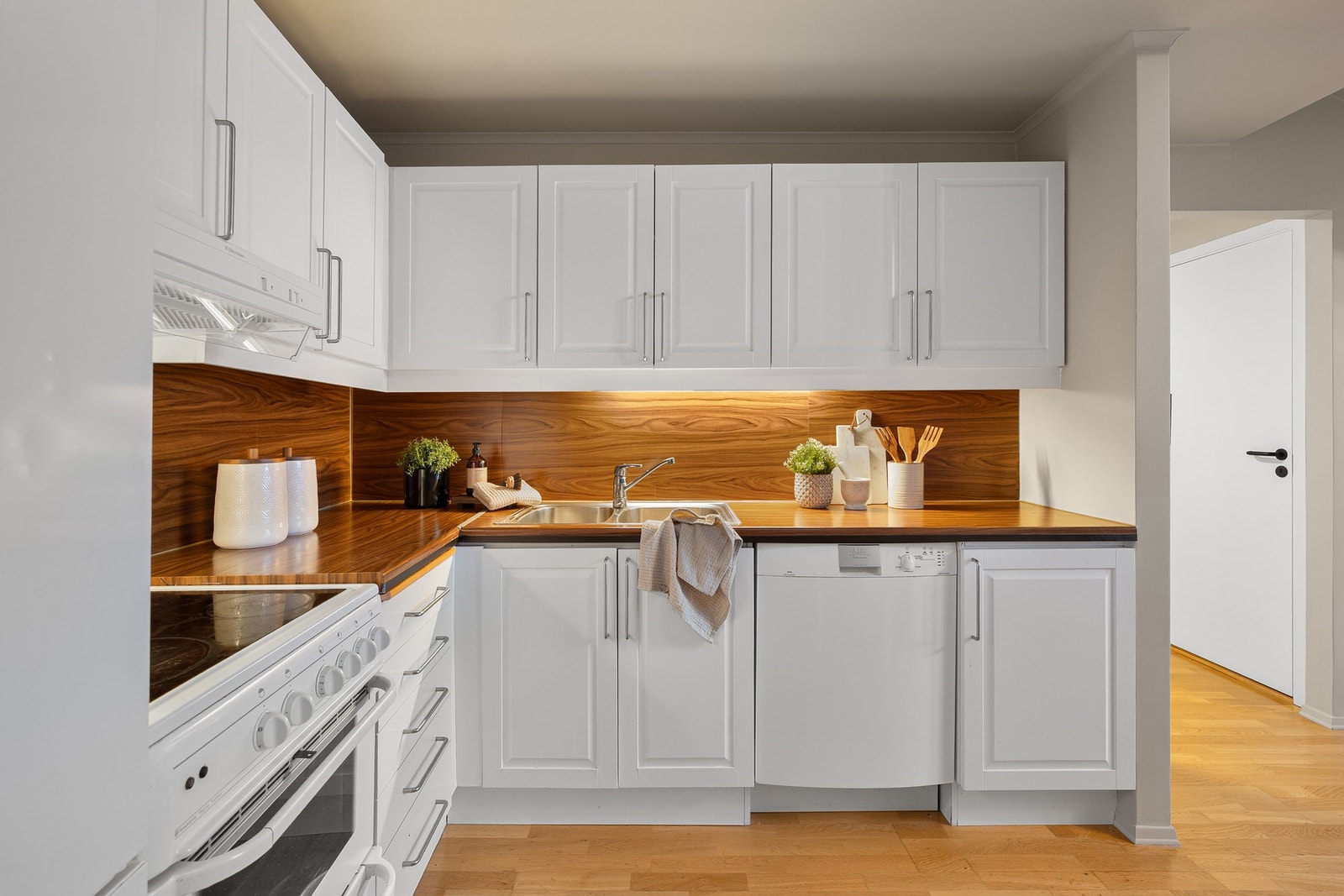 Rikelig med både skap - og benkeplass. Integrerte hvitevarer følger handelen. Galleribilde