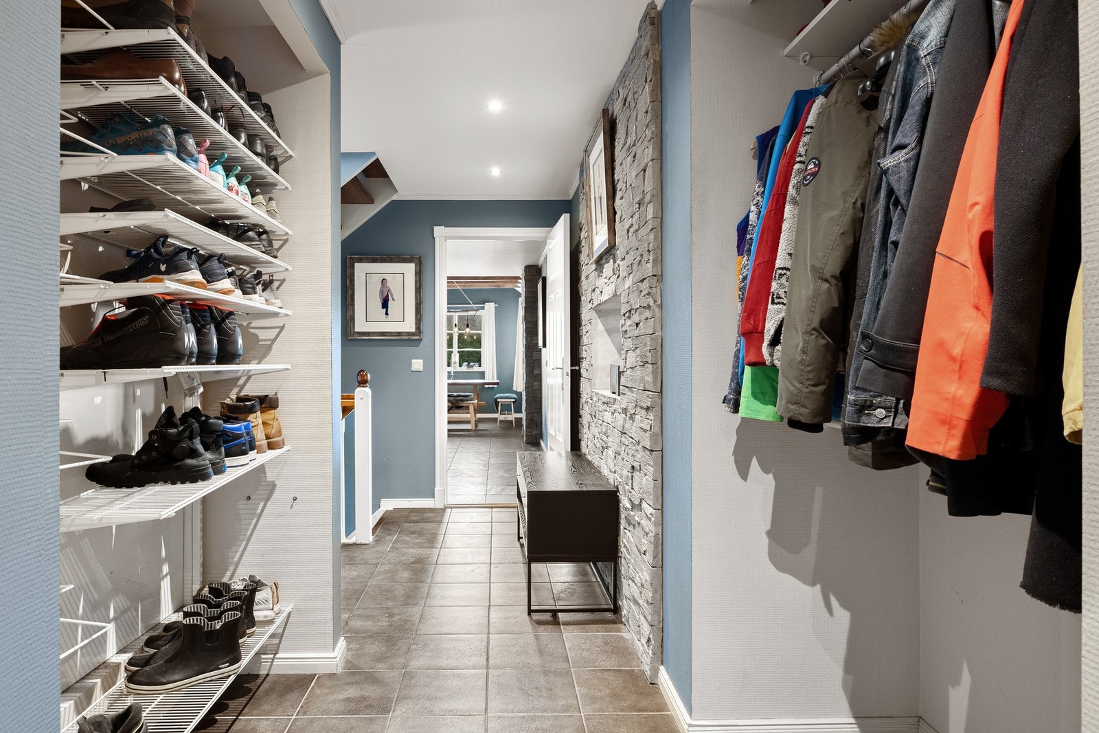 Det er god plass til klesoppheng og oppbevaring. Galleribilde