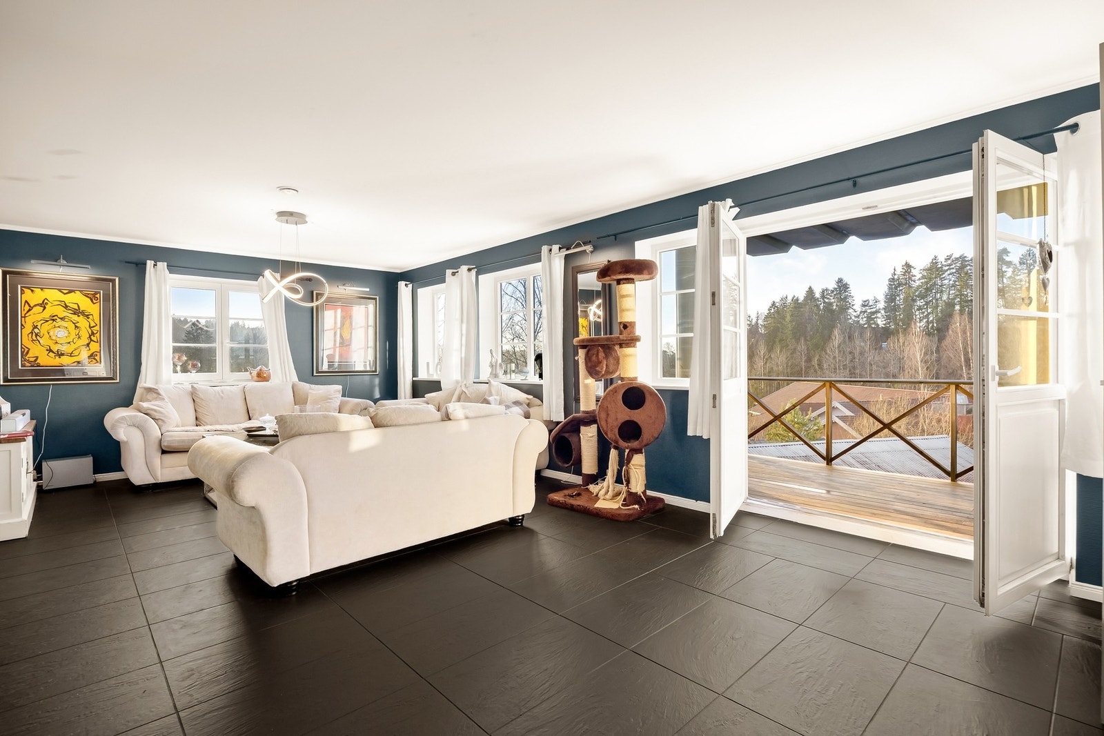 Herfra er det utgang til balkong. Galleribilde