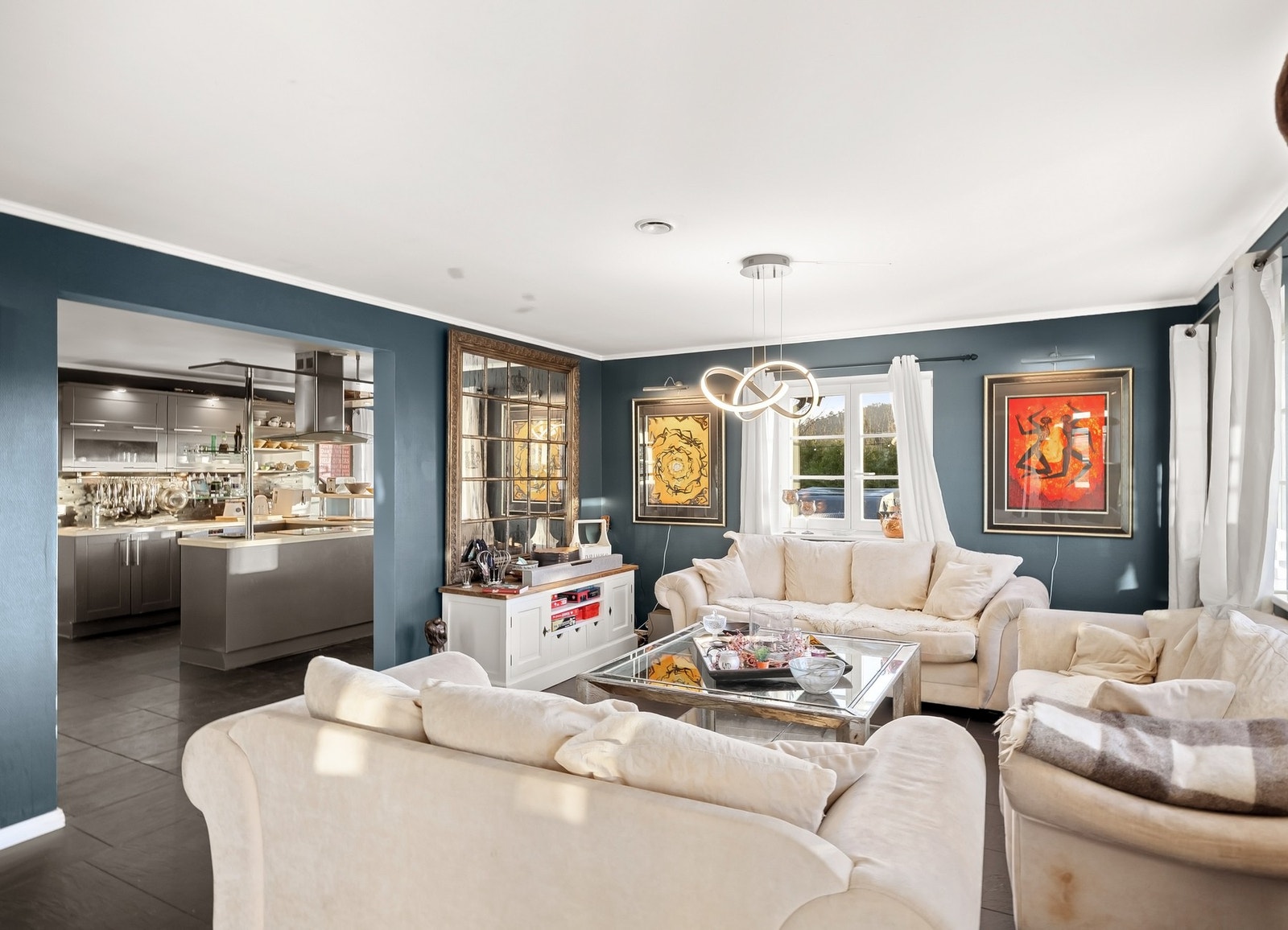 Videre ligger stuen i en sosial åpen løsning med kjøkkenet. Galleribilde