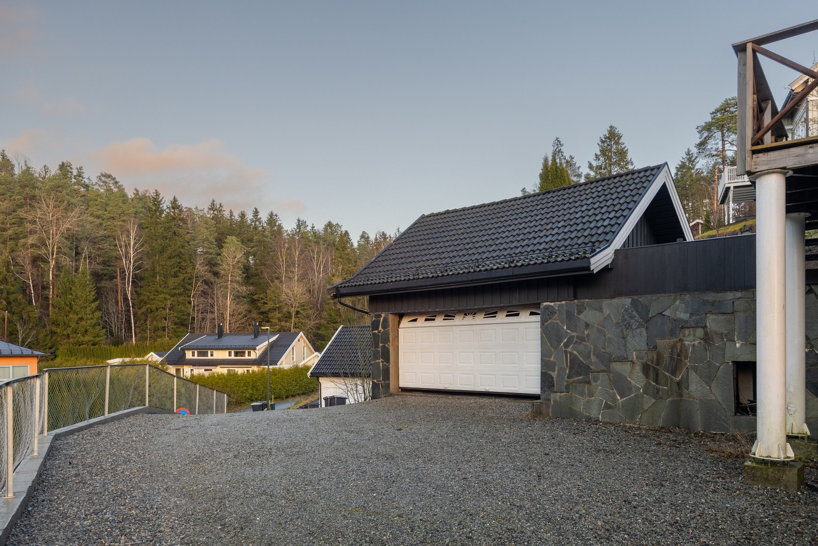 Videre har man en garasje med bod på loft. Galleribilde