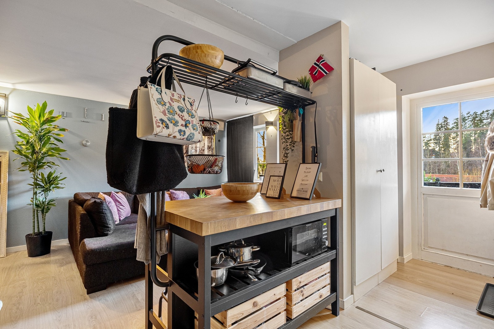 Hybel i underetasje med egen adkomst. Galleribilde