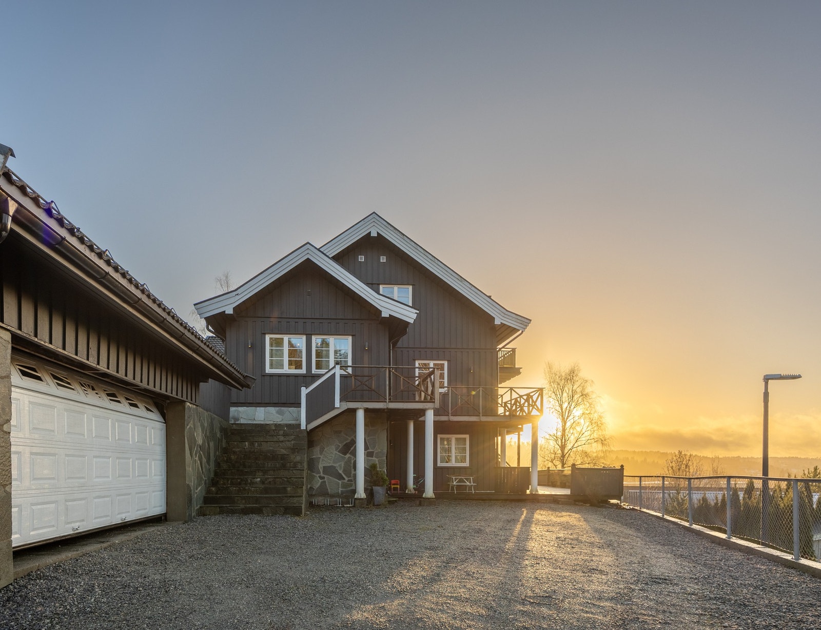 Gårdsplass med rikelig av parkeringsplass. Galleribilde