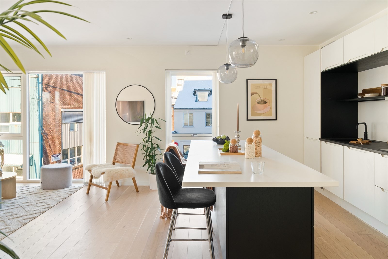 Åpen løsning mellom stue og kjøkken med naturlig flyt. Galleribilde