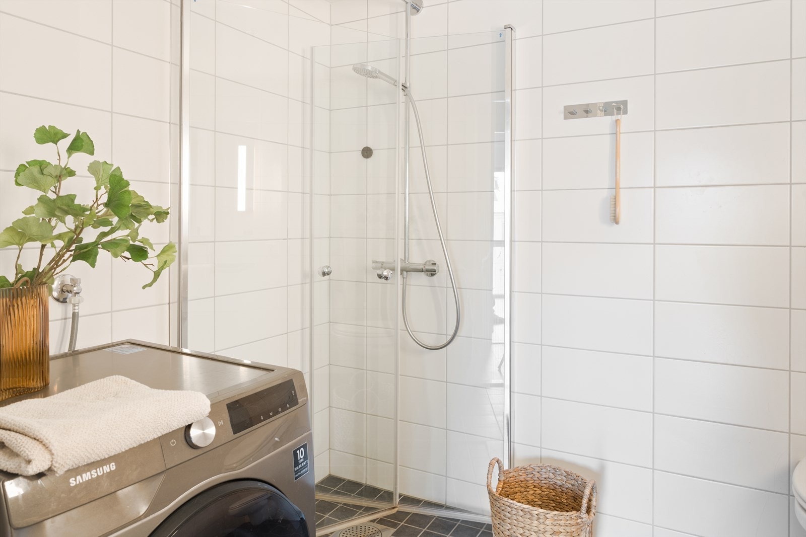 Bad med vannbåren gulvvarme for god komfort. Galleribilde