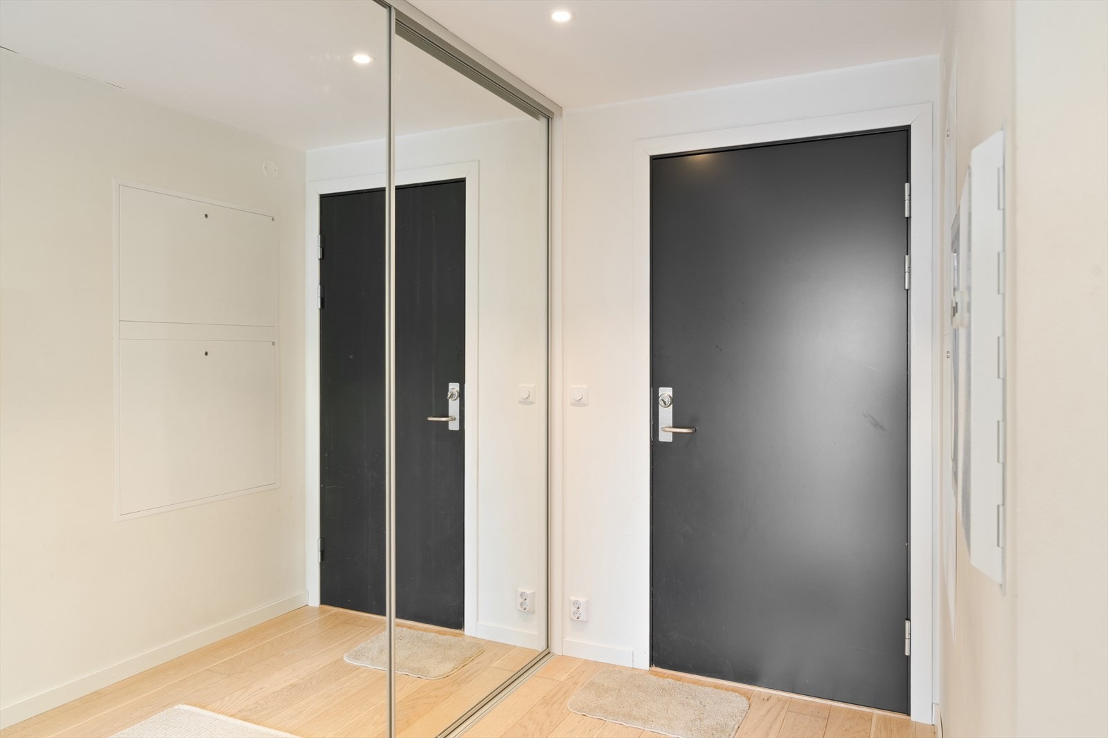 Velkommen inn. Her blir du møtt av en romslig og lys entré, med moderne innredning og nydelig parkettgulv. Galleribilde