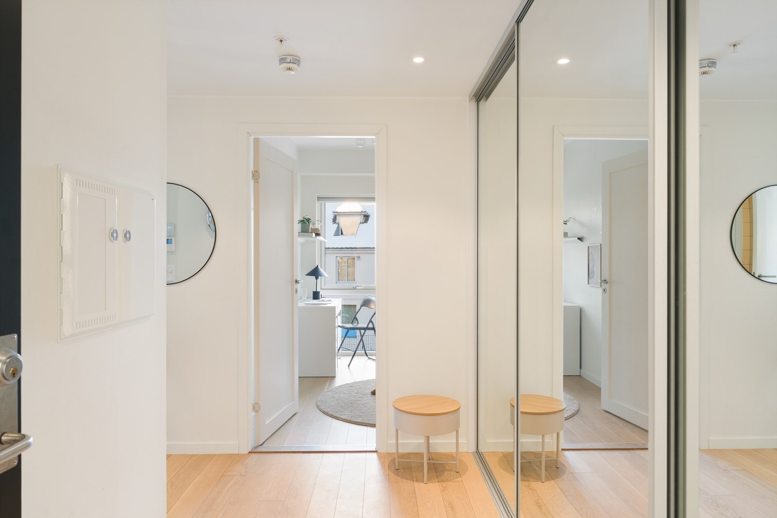 Stor og gjennomgående lys leilighet med gode oppbevaringsmuligheter. Galleribilde