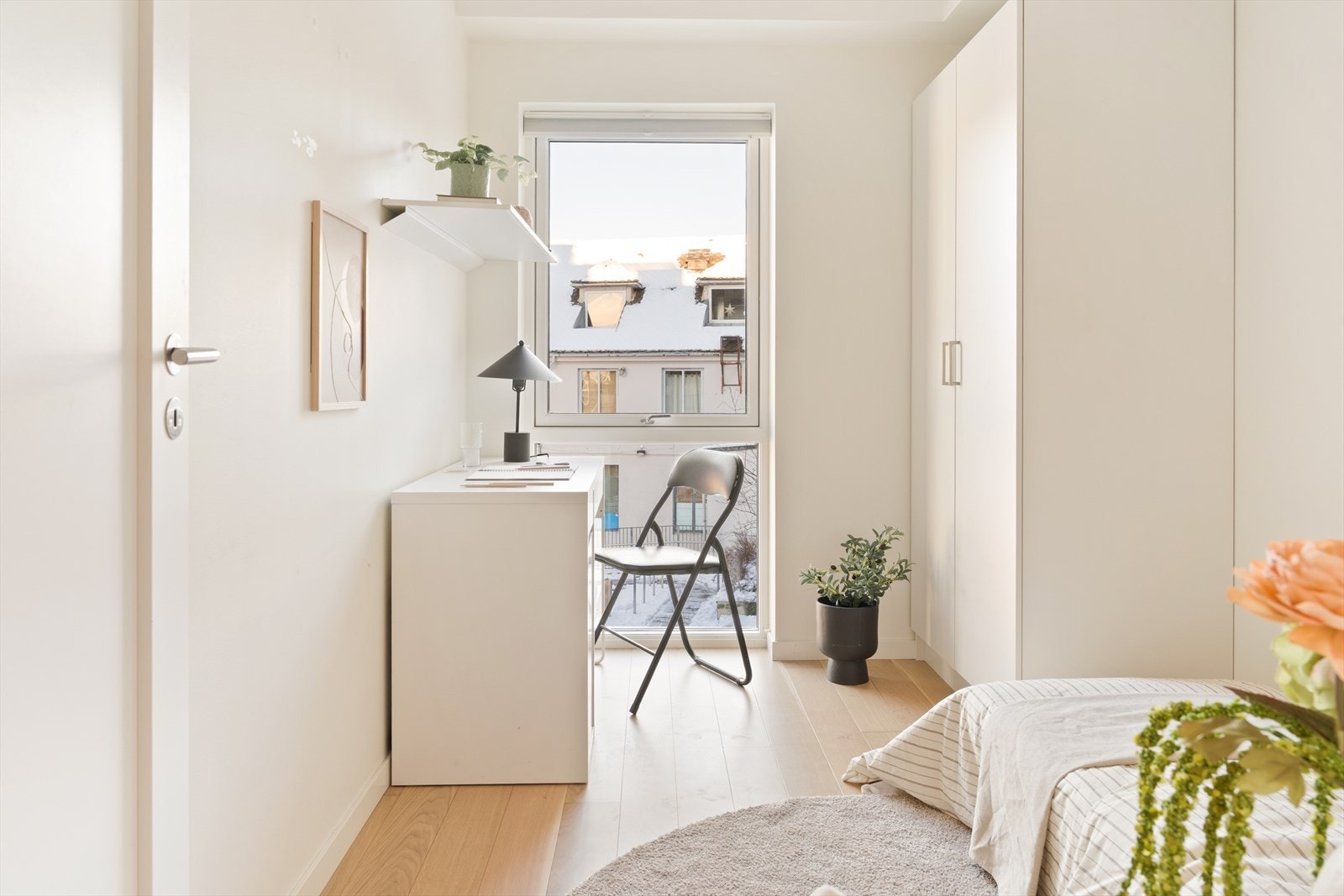 Alle soverommene har godt med naturlig lysinnslipp fra store vindusflater. Galleribilde