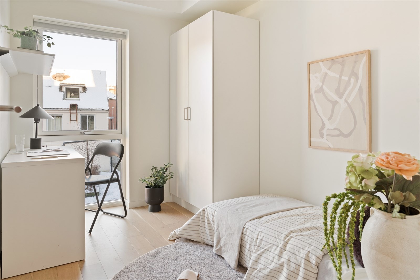 God plass til oppbevaring på soverom. Galleribilde