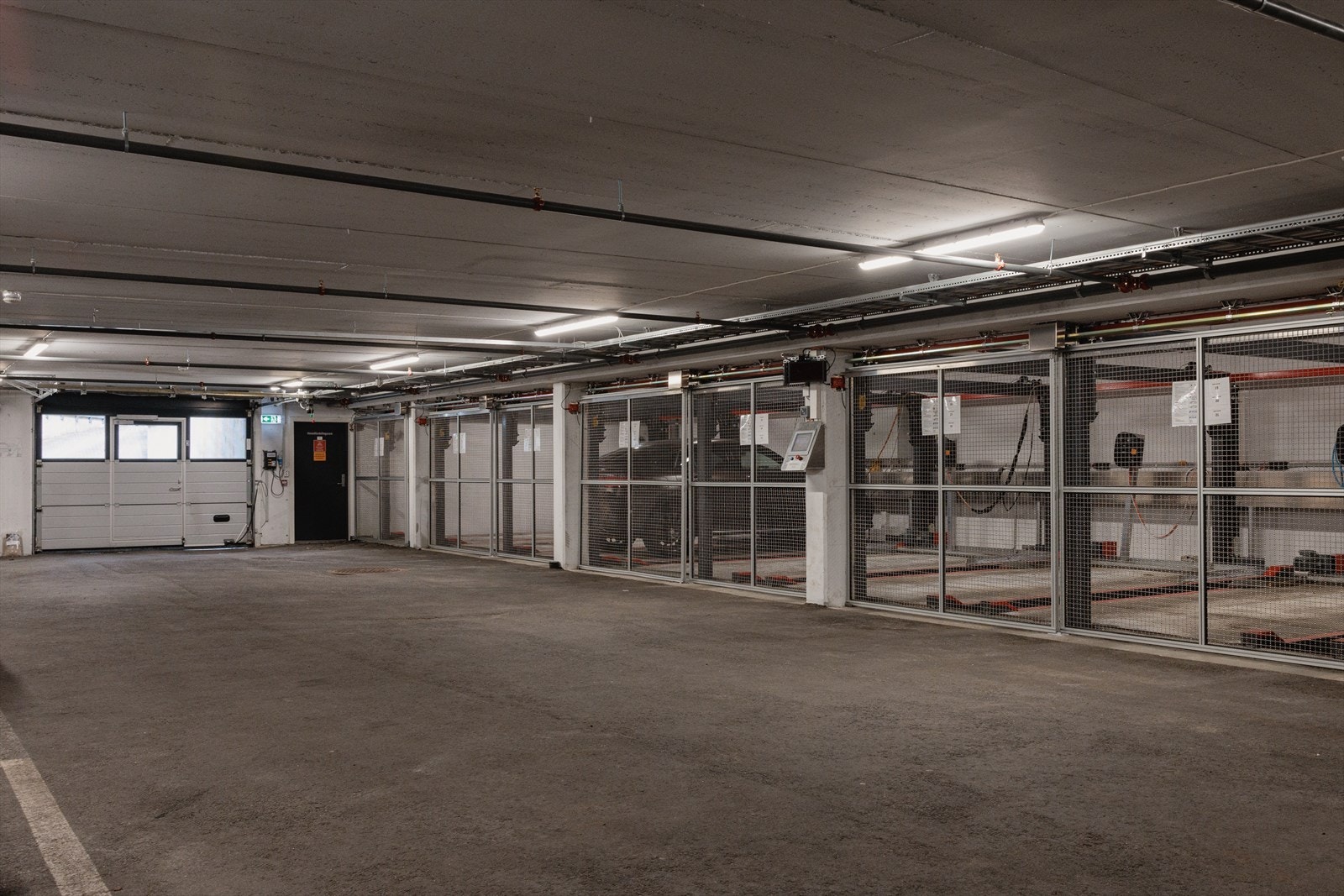 Fast parkeringsplass i felles lukket garasjeanlegg. Galleribilde