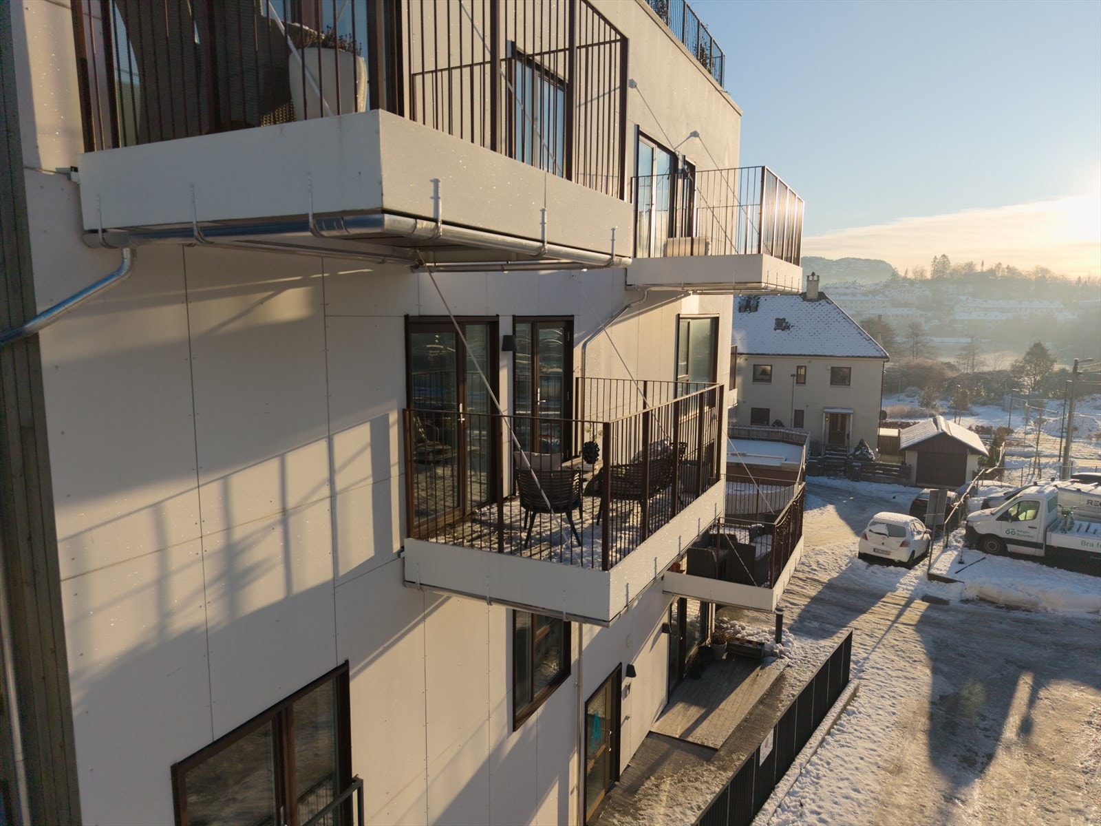 En moderne 4-roms leilighet med høy standard, solrik balkong og felles takterrasse. Her bor du like ved Bybanen, Haukeland og HVL, med kort vei til alle hverdagsfasiliteter! Galleribilde