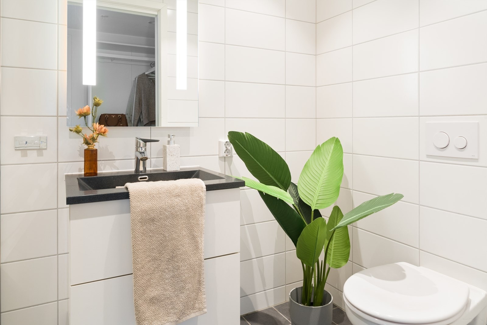 Leiligheten har to flotte bad. Galleribilde