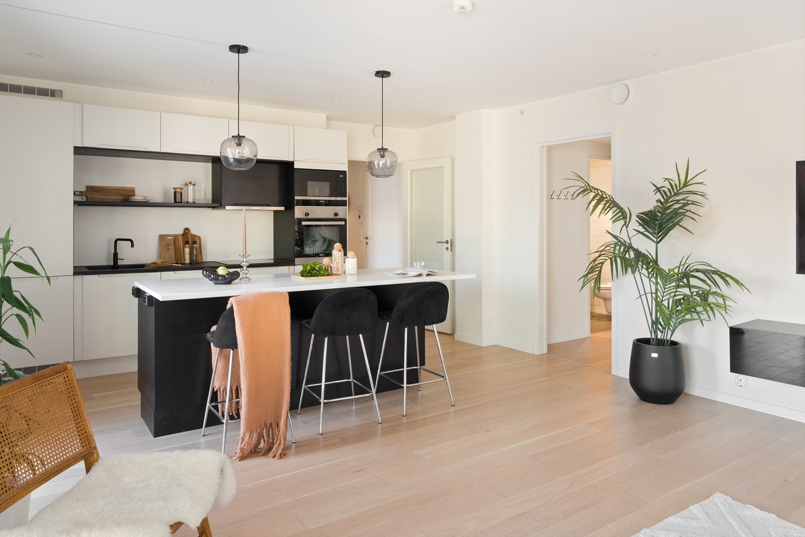 Kjøkkenet er fullt utstyrt med kjøl-/fryseskap, oppvaskmaskin, platetopp, mikrobølgeovn og stekeovn, samt vannstoppsystem og komfyrvakt. Galleribilde