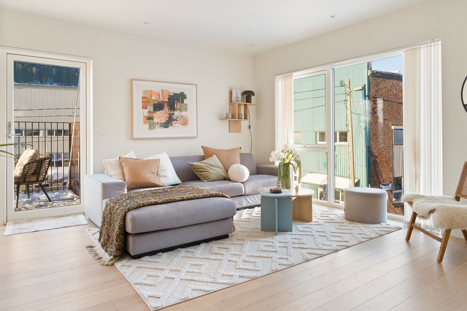 Stue med store vindusflater og rikelig lysinnslipp. Galleribilde