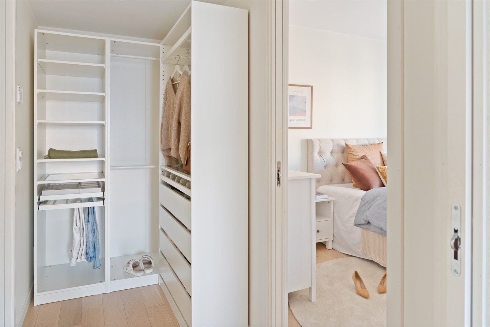 Walk-in garderobe med god plass til oppbevaring. Galleribilde