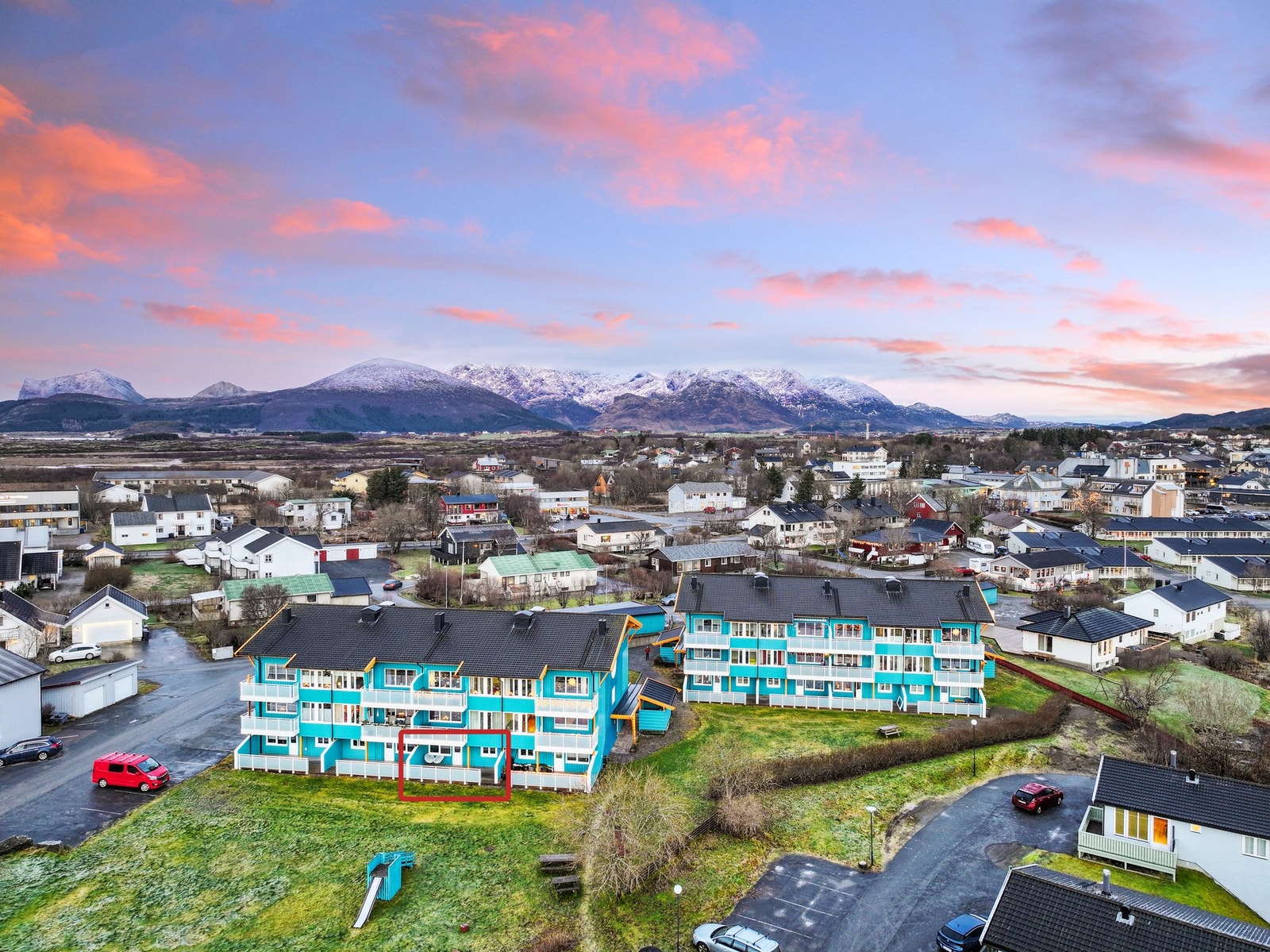 Boligen har en attraktiv beliggenhet i byggets 1. etasje og bør passe alle aldersgrupper. Galleribilde