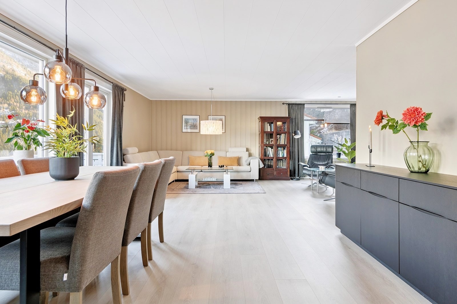 Romslig og lys stue med flere sosiale soner Galleribilde