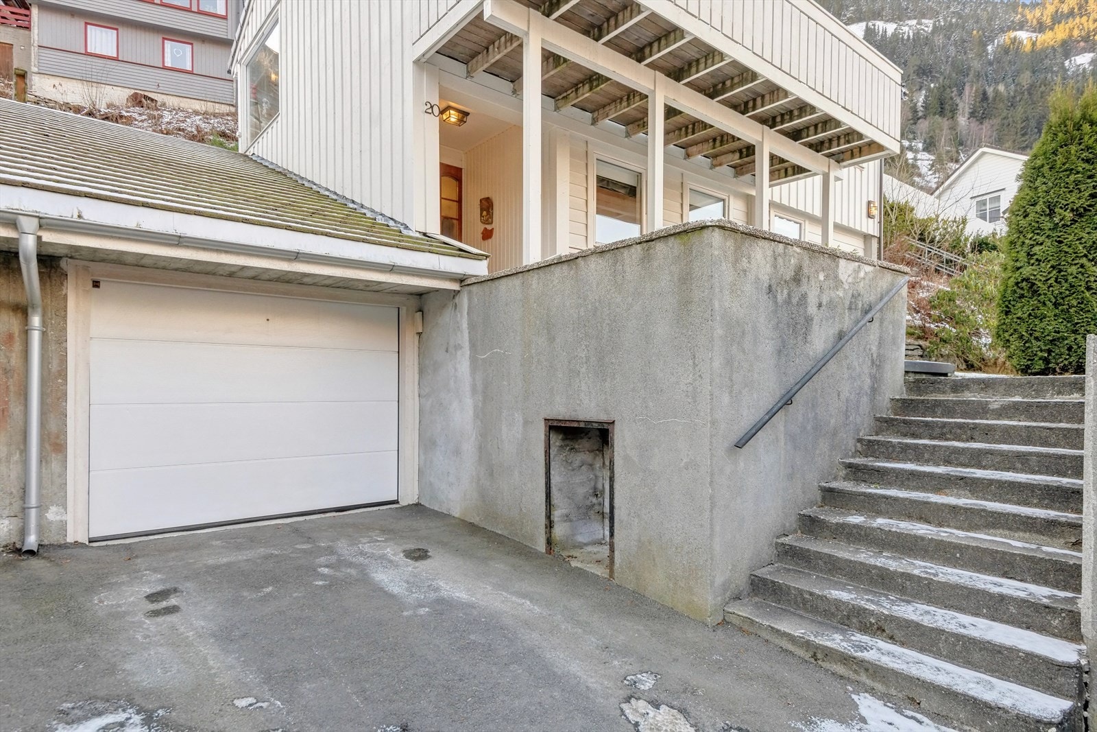 Parkering i egen garasje samt plass til flere biler utenfor Galleribilde