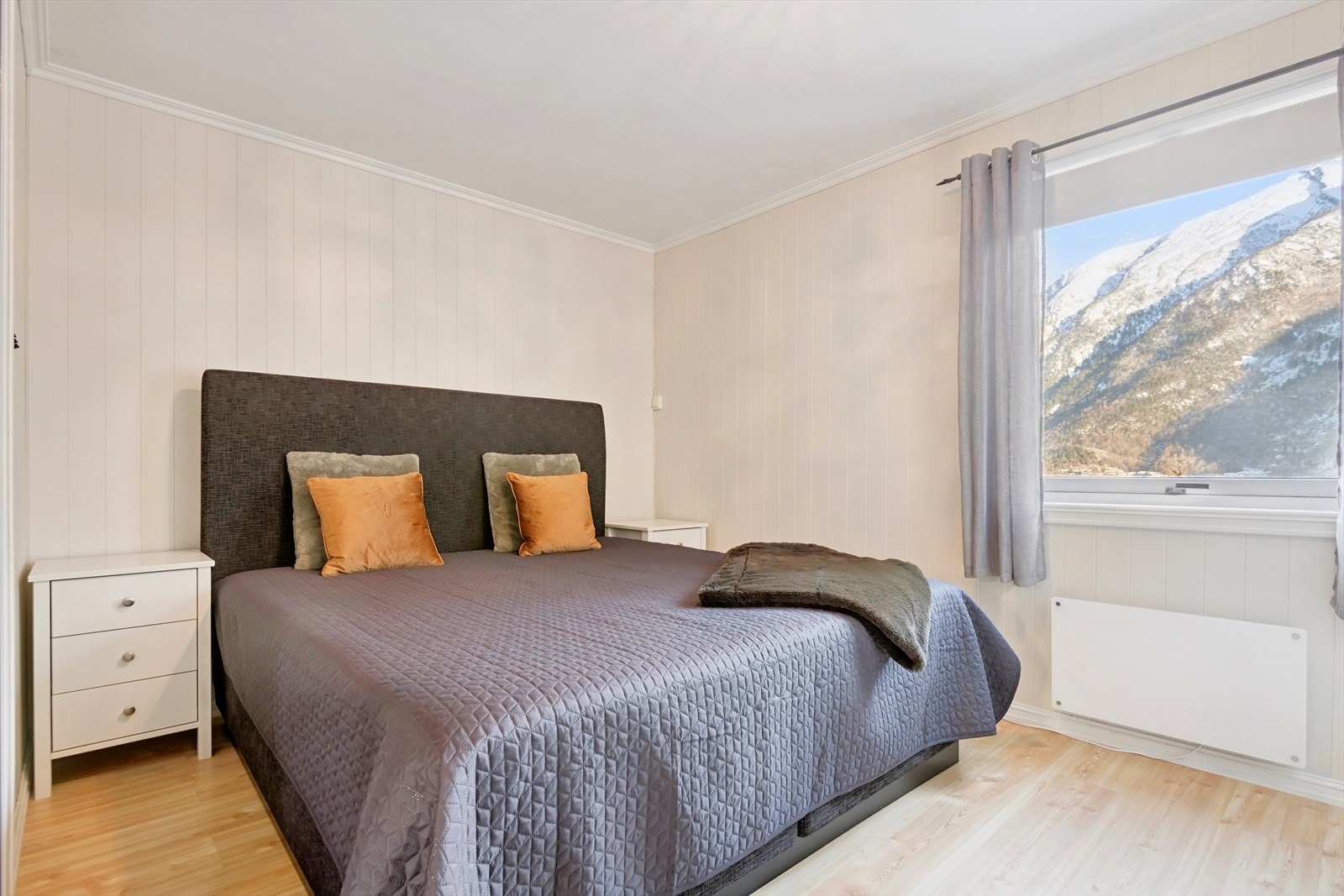 Det er totalt 3 soverom i boligen samt et ekstra disponibelt rom Galleribilde