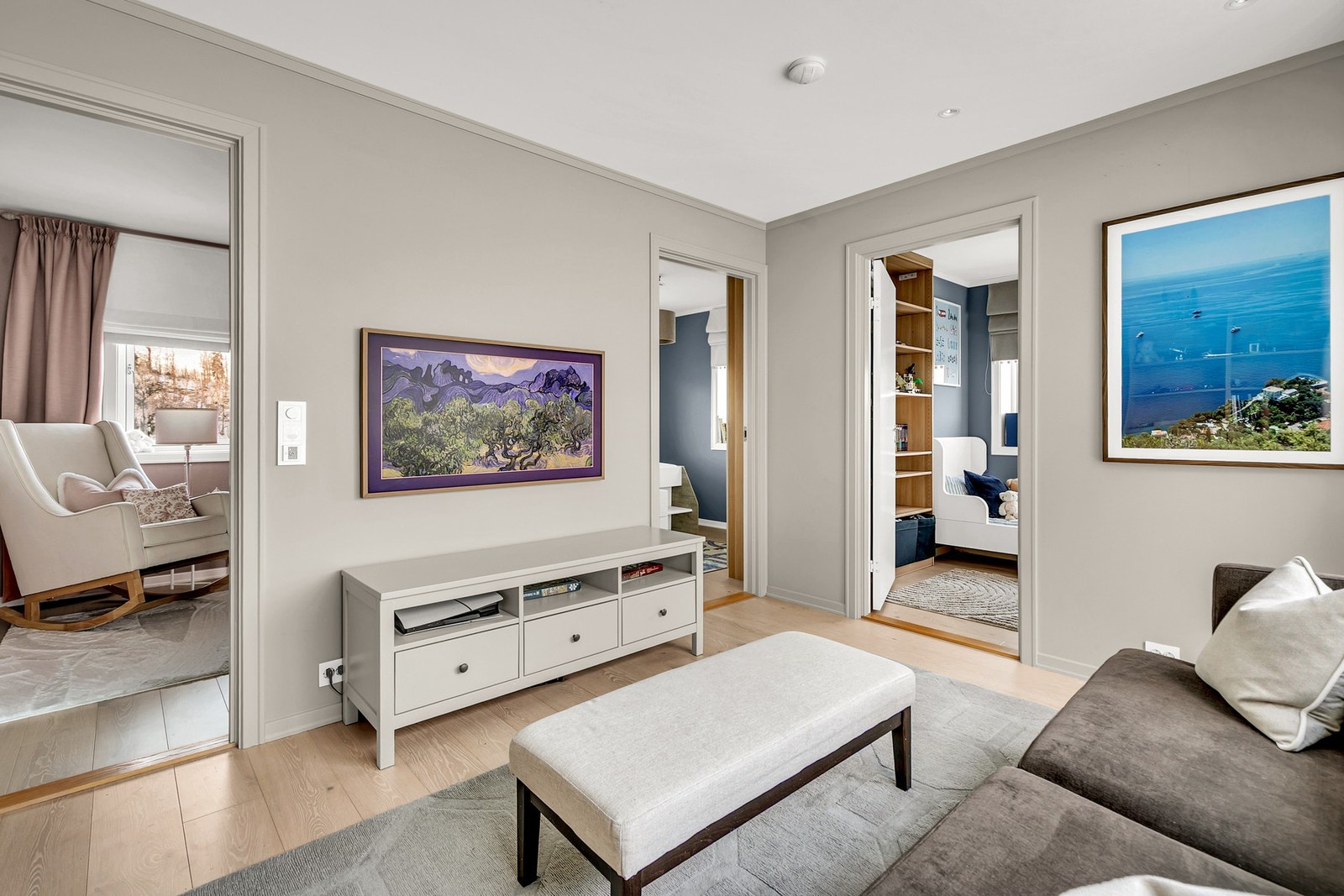 Stuen ligger like utenfor de tre soverommene og fungerer perfekt som en forlengelse av de. Herfra har man også utgang til terrasse. Galleribilde