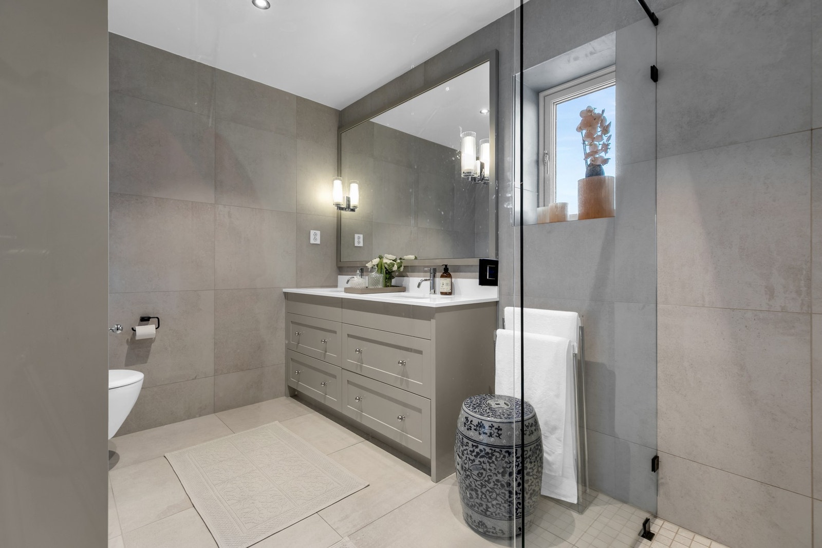 Snekkerbygd innredning. Galleribilde