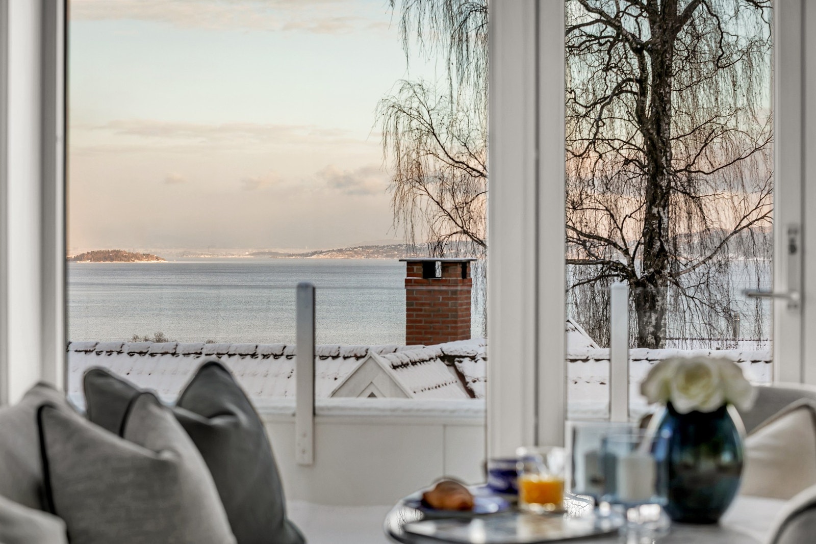 Panoramautsikt mot sjøen gir et spektakulært bakteppe til hverdagen og gjør rommet til noe helt utenom det vanlige. Galleribilde