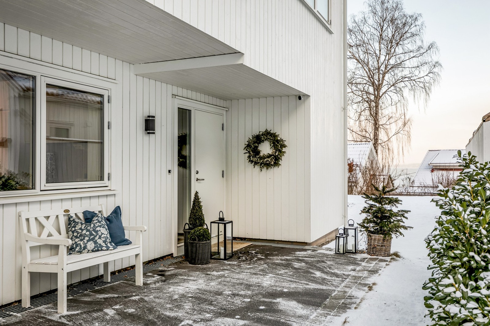 Et flott inngangsparti er hjemmets håndtrykk - her blir man møtt av et stilrent uttrykk som ønsker velkommen med varme og karakter. Galleribilde