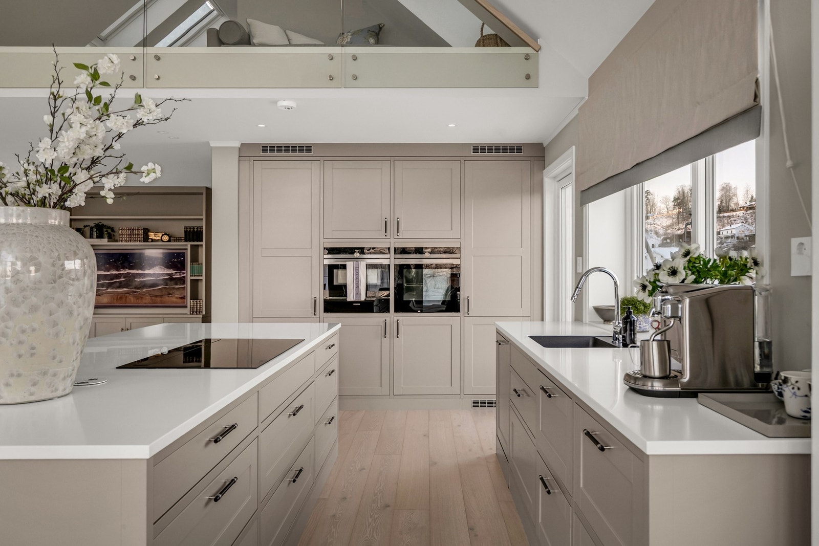 Kjøkkenet er romslig og elegant, med stor kjøkkenøy som fungerer som naturlig samlingspunkt. God benkeplass og gjennomtenkte løsninger gir høy brukskvalitet. Galleribilde