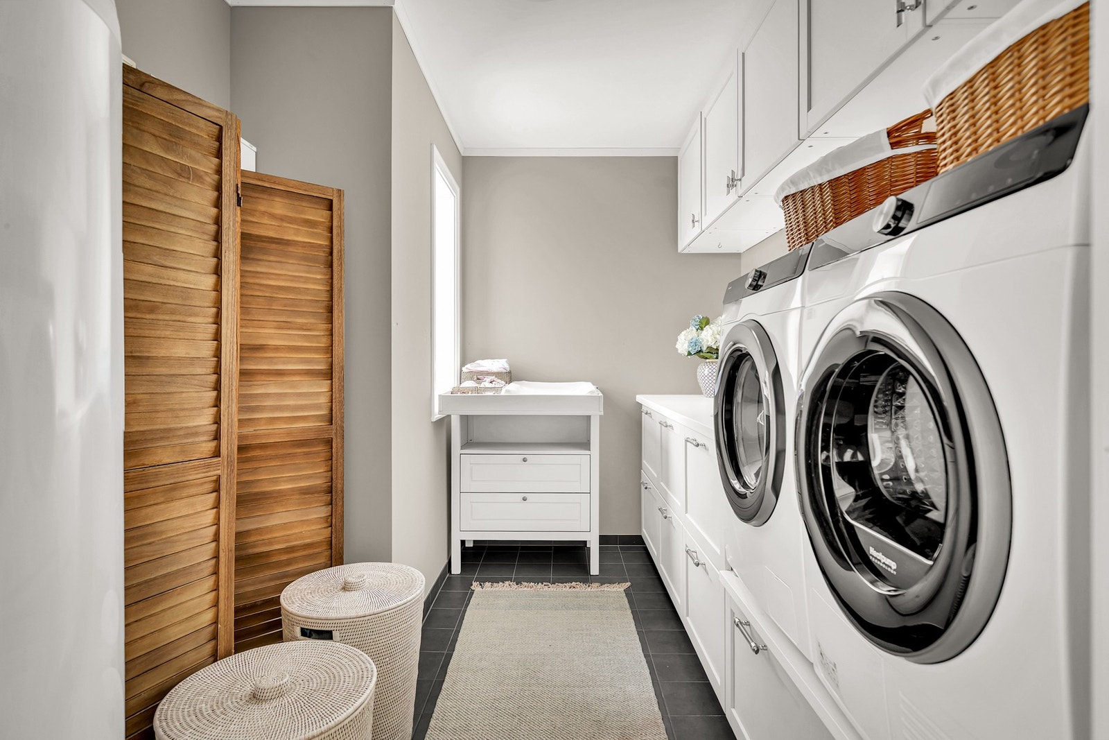 Eget vaskerom med god oppbevaring og arbeidsplass. Galleribilde