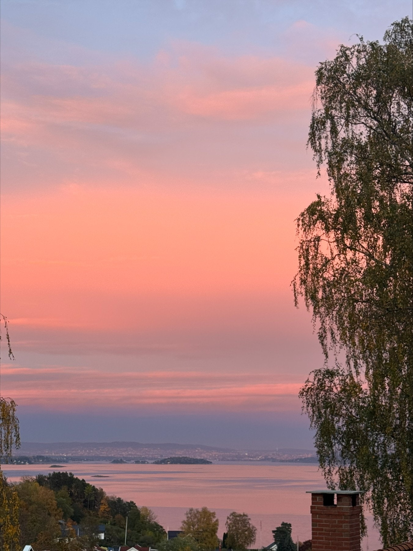 Fra boligen har du en fantastisk soloppgang over Oslofjorden. Galleribilde