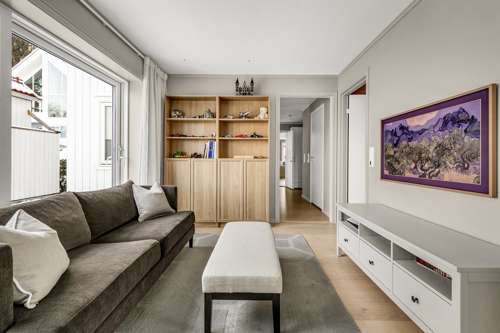 Stuen har en behagelig romfølelse med nøytrale fargetoner og plass til full sofagruppe. Et naturlig samlingspunkt i etasjen. Galleribilde