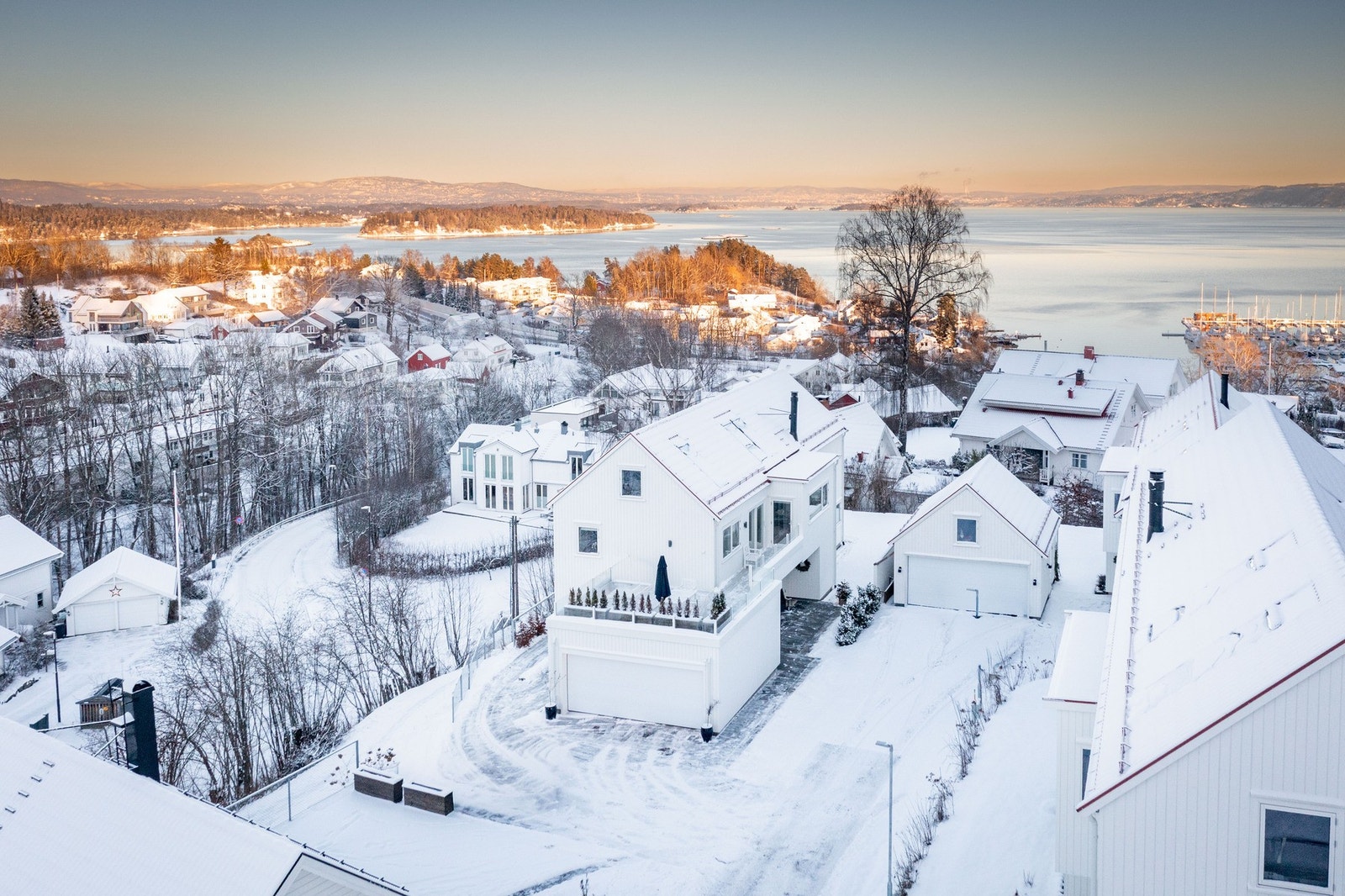 Elbilllader både inne i garasjen og på siden på hybelparkeringen. Galleribilde